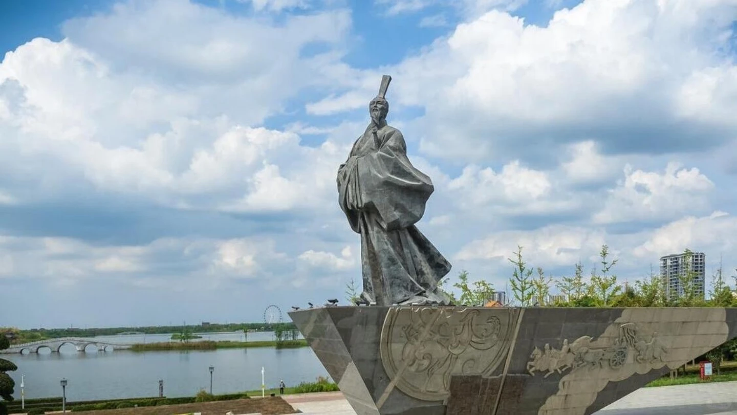 Standbeeld van Qu Yuan – groot monument ter ere van de patriottische dichter die nauw verbonden is met de oorsprong van Zongzi en het Drakenbootfestival.