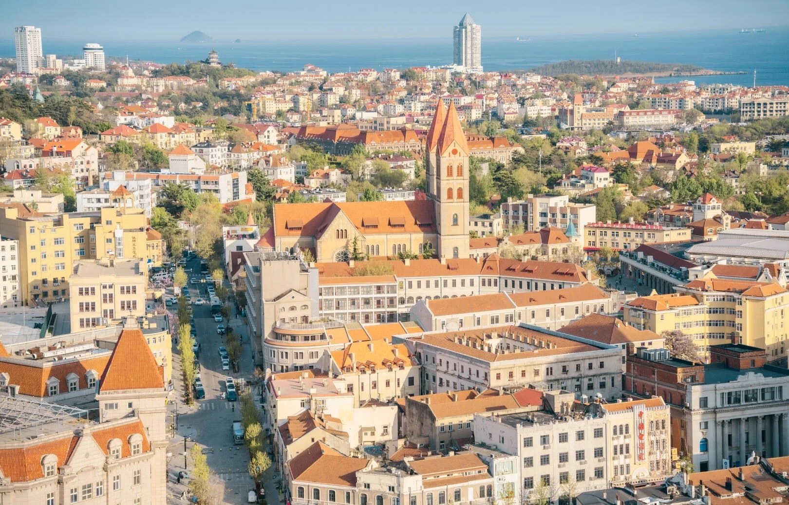 Luftaufnahme von Qingdao mit roten Dächern, Gebäuden im deutschen Stil und der St.-Michael-Kathedrale im Stadtzentrum – Weihai-Reiseführer: Sehenswürdigkeiten, Strände & Tipps 2026 – The China Journey Luftaufnahme von Qingdao mit roten Dächern, Gebäuden im deutschen Stil und der St.-Michael-Kathedrale im Stadtzentrum – Weihai-Reiseführer: Sehenswürdigkeiten, Strände & Tipps 2026 – The China Journey