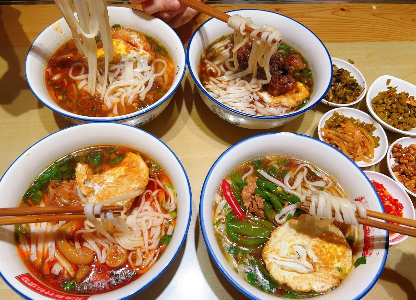Hunan-inspireret risnudler med toppings og krydret bouillon i Changsha - Hvad skal man spise i Changsha: Lokal madguide 2026 - The China Journey Hunan-inspireret risnudler med toppings og krydret bouillon i Changsha - Hvad skal man spise i Changsha: Lokal madguide 2026 - The China Journey