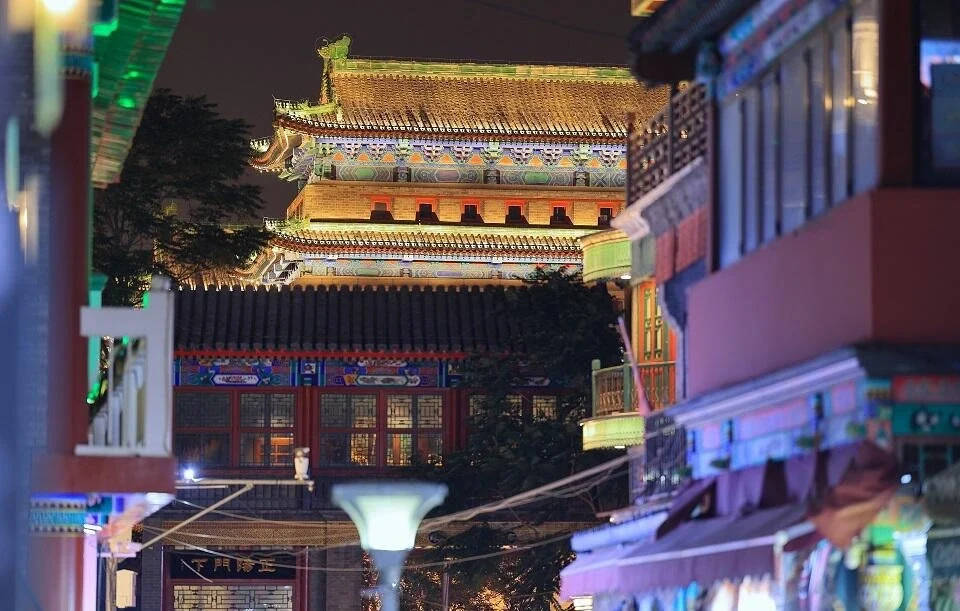 Nachtzicht op de Zhengyangmen-poorttoren, omlijst door traditionele gebouwen langs de Qianmen-straat - 5 dagen in Peking: Beste reisroute voor een eerste bezoek in 2026 - De reis door China Nachtzicht op de Zhengyangmen-poorttoren, omlijst door traditionele gebouwen langs de Qianmen-straat - 5 dagen in Peking: Beste reisroute voor een eerste bezoek in 2026 - De reis door China