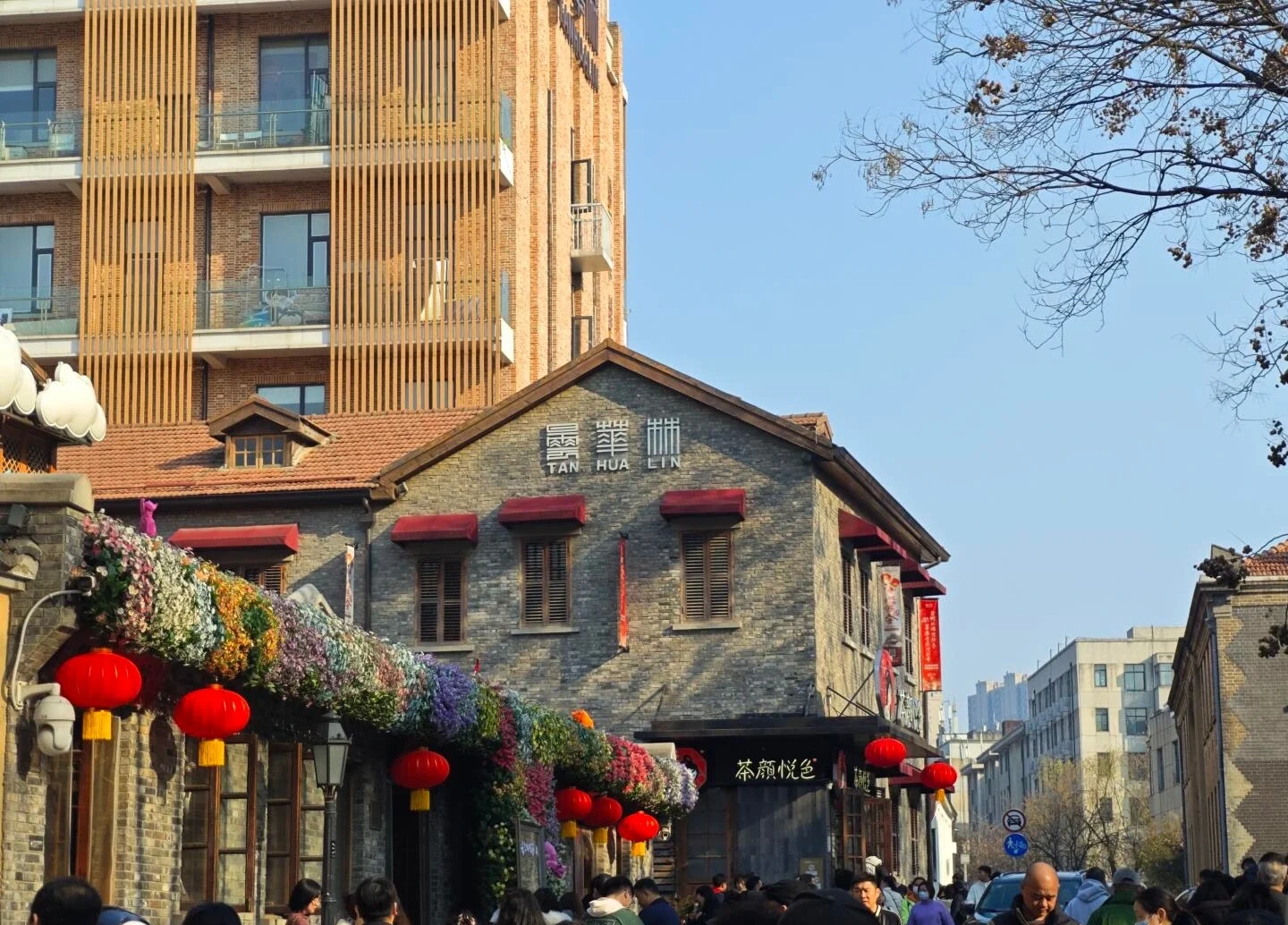 Jalan Tanhualin dengan rumah-rumah lama, tanglung merah, dan hiasan bunga di Wuhan - 1 Hari di Wuhan: Jadual Perjalanan Pertama Terbaik 2026 - Perjalanan China Jalan Tanhualin dengan rumah-rumah lama, tanglung merah, dan hiasan bunga di Wuhan - 1 Hari di Wuhan: Jadual Perjalanan Pertama Terbaik 2026 - Perjalanan China