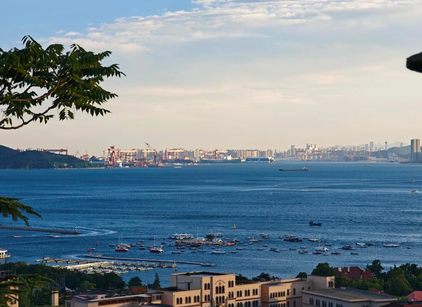 Pemandangan pesisir dan pelabuhan Qingdao dari Bukit Signal - Panduan Perjalanan Shandong: Tempat, Laluan & Petua Terbaik 2026 - The China Journey Pemandangan pesisir dan pelabuhan Qingdao dari Bukit Signal - Panduan Perjalanan Shandong: Tempat, Laluan & Petua Terbaik 2026 - The China Journey