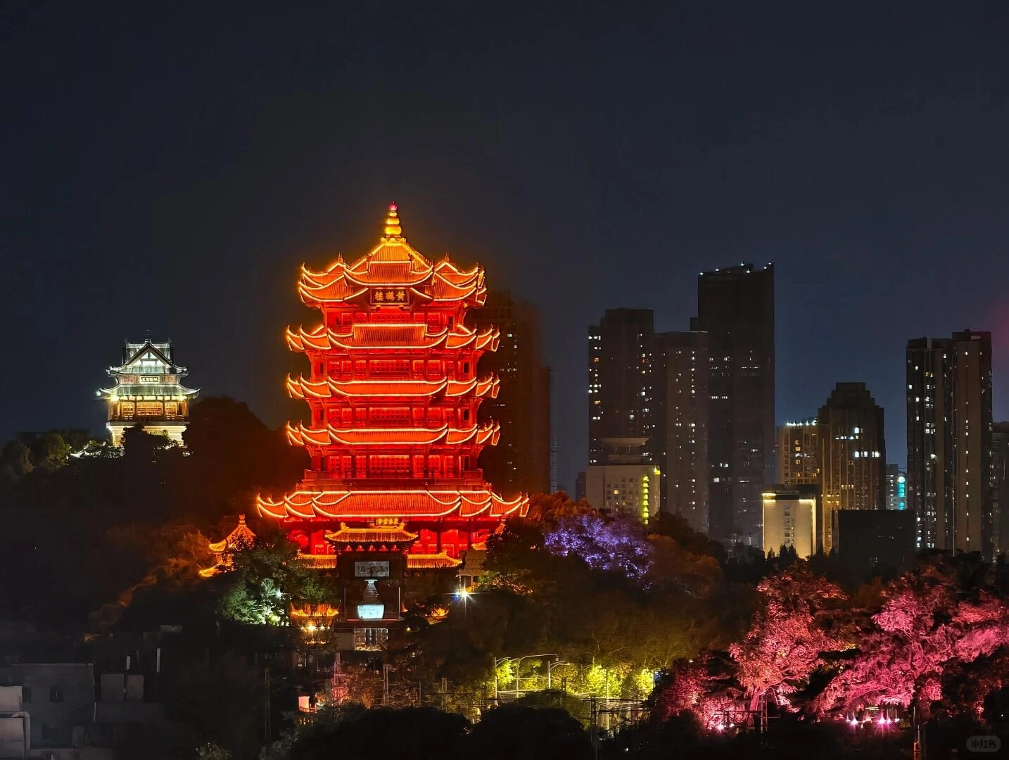 Den gule kranetårn oplyst om natten med Wuhans skyline i baggrunden - 3 dage i Wuhan: Bedste rejseplan for første gang 2026 - The China Journey Den gule kranetårn oplyst om natten med Wuhans skyline i baggrunden - 3 dage i Wuhan: Bedste rejseplan for første gang 2026 - The China Journey