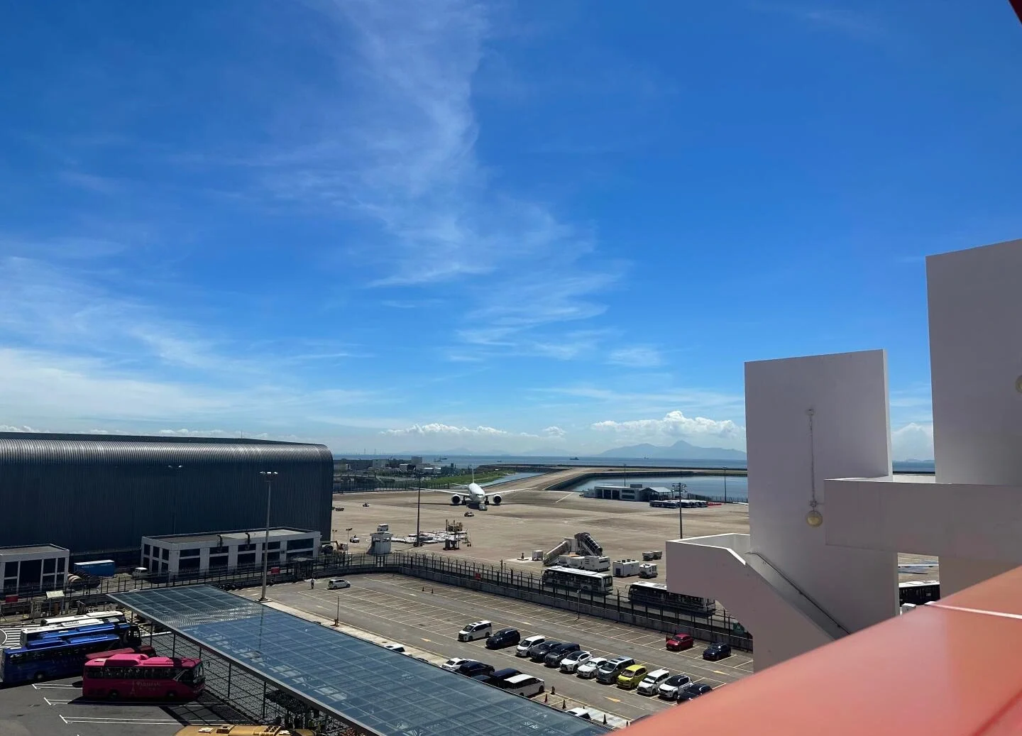 Macau International Airports landingsbane og terminal under klar blå himmel - Overnatning i Macau: De bedste områder og hoteller i 2026 - The China Journey Macau International Airports landingsbane og terminal under klar blå himmel - Overnatning i Macau: De bedste områder og hoteller i 2026 - The China Journey