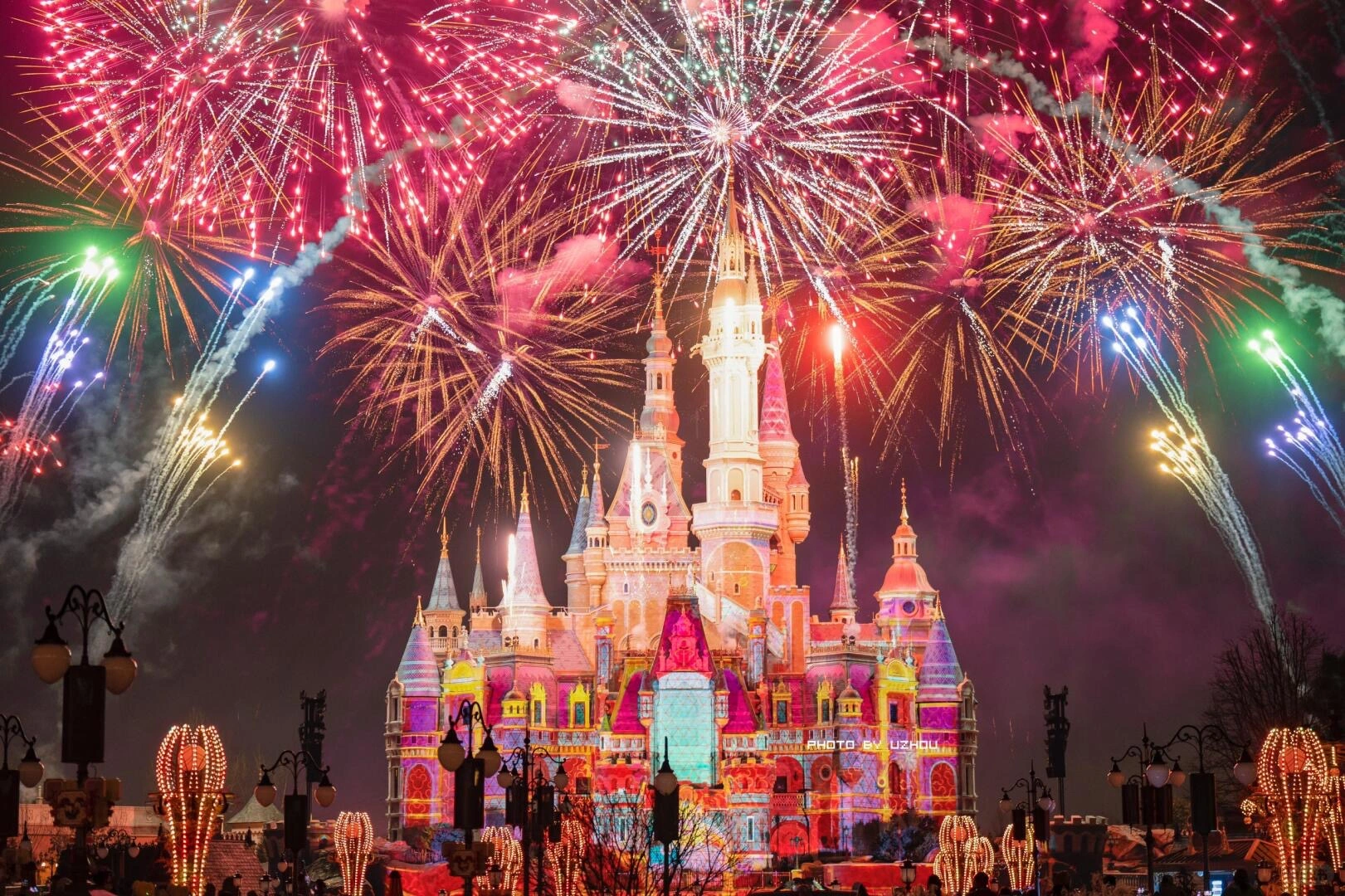 Espectáculo de fuegos artificiales nocturnos en el castillo de Disneyland de Shanghái