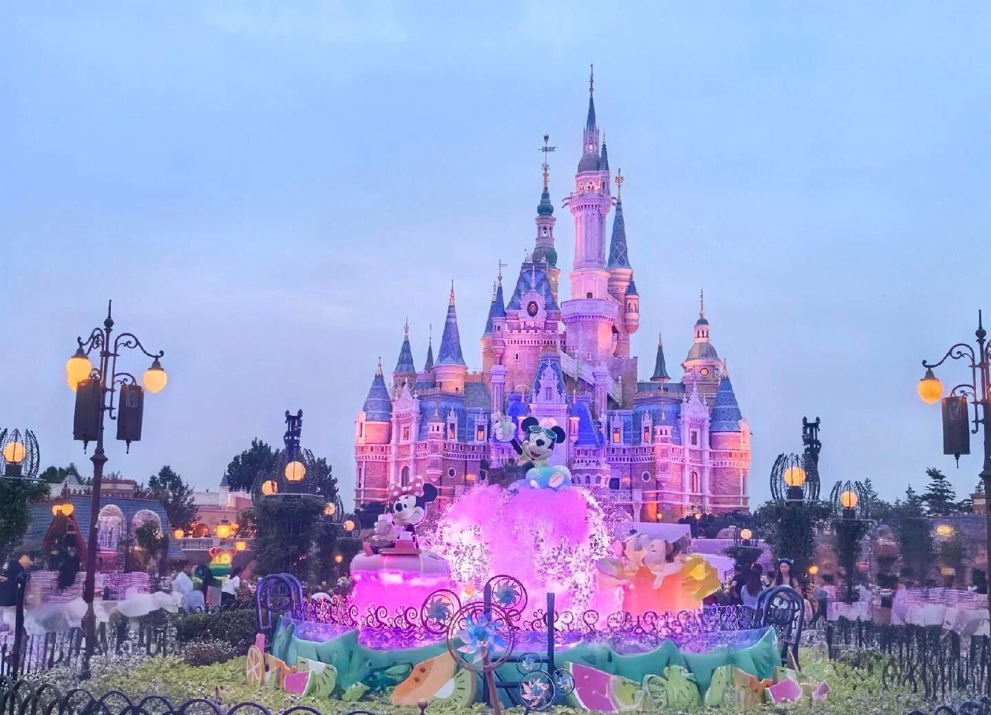 Akşam ışıklandırılmış Şanghay Disneyland şatosu ve Mickey çeşmesi - Şanghay'da Kaç Gün Kalınmalı? En İyi Gezi Süresi 2026 - The China Journey Akşam ışıklandırılmış Şanghay Disneyland şatosu ve Mickey çeşmesi - Şanghay'da Kaç Gün Kalınmalı? En İyi Gezi Süresi 2026 - The China Journey
