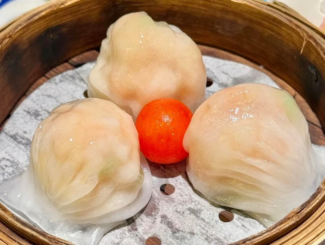 Empanadillas de camarones al vapor (har gow) en una vaporera de bambú, desayuno dim sum cantonés