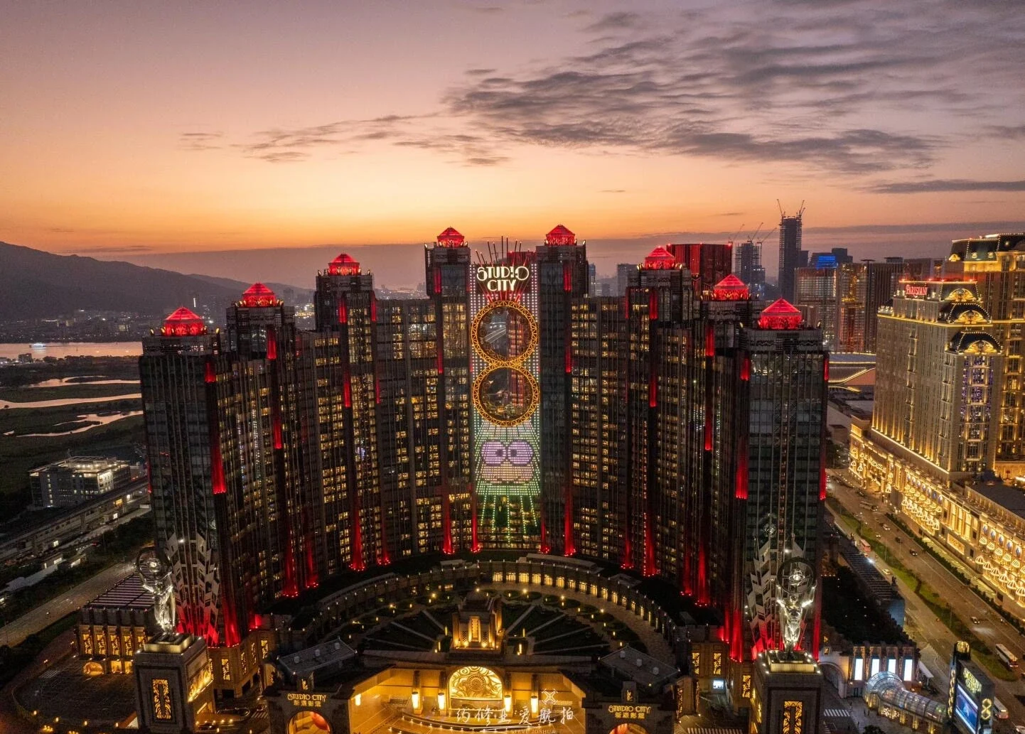 Torre del casino Studio City al amanecer en Macao, iluminada en rojo y dorado - ¿Por qué es tan famoso Macao? Casinos, cultura y patrimonio 2026 - The China Journey Torre del casino Studio City al amanecer en Macao, iluminada en rojo y dorado - ¿Por qué es tan famoso Macao? Casinos, cultura y patrimonio 2026 - The China Journey