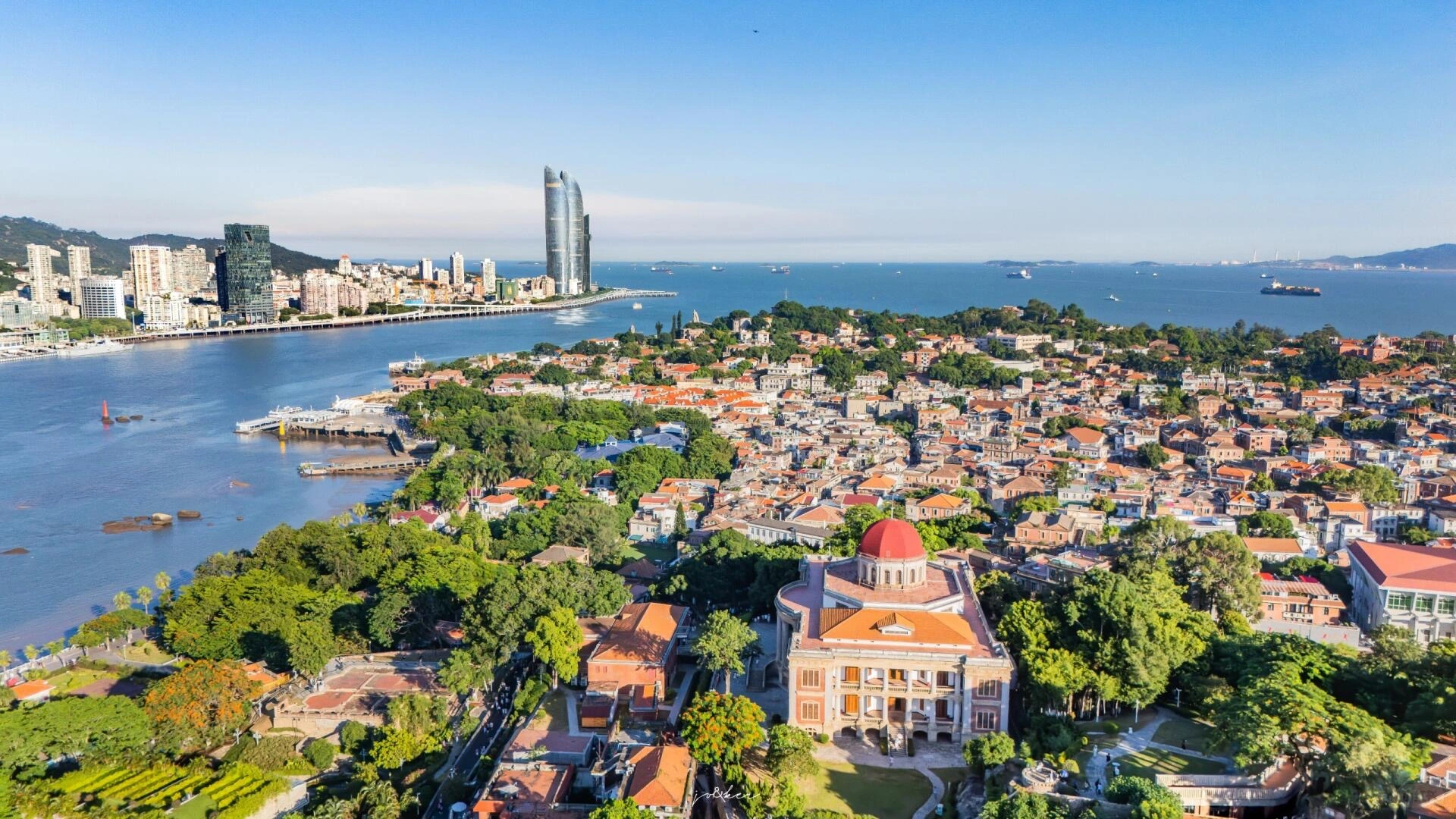 Luchtfoto van het eiland Gulangyu en de skyline van de stad Xiamen