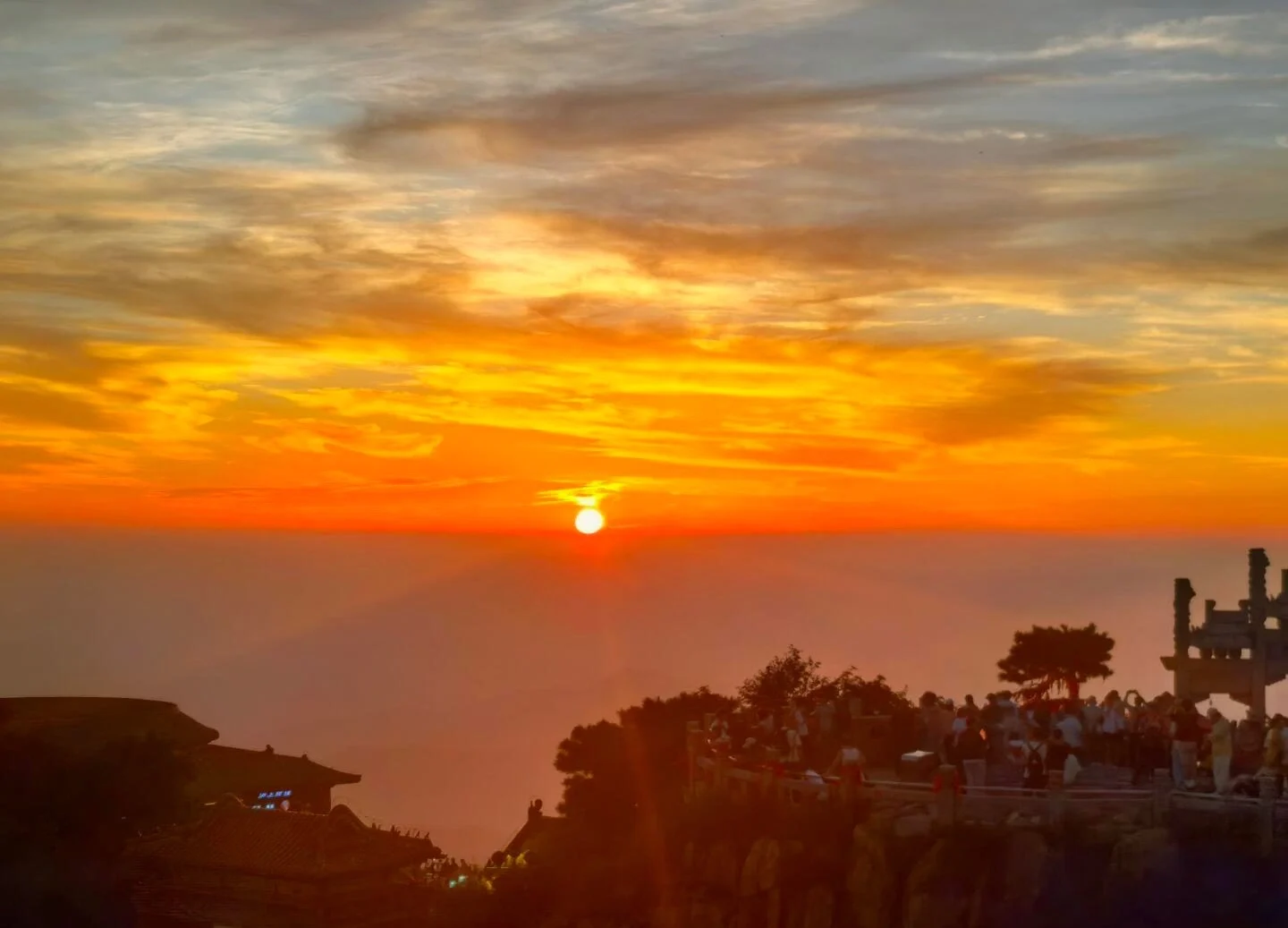 Folkemængder ser den gyldne solopgang fra toppen af Mount Tai - Jinan rejseguide: Bedste rejseplan og tips 2026 - The China Journey Folkemængder ser den gyldne solopgang fra toppen af Mount Tai - Jinan rejseguide: Bedste rejseplan og tips 2026 - The China Journey