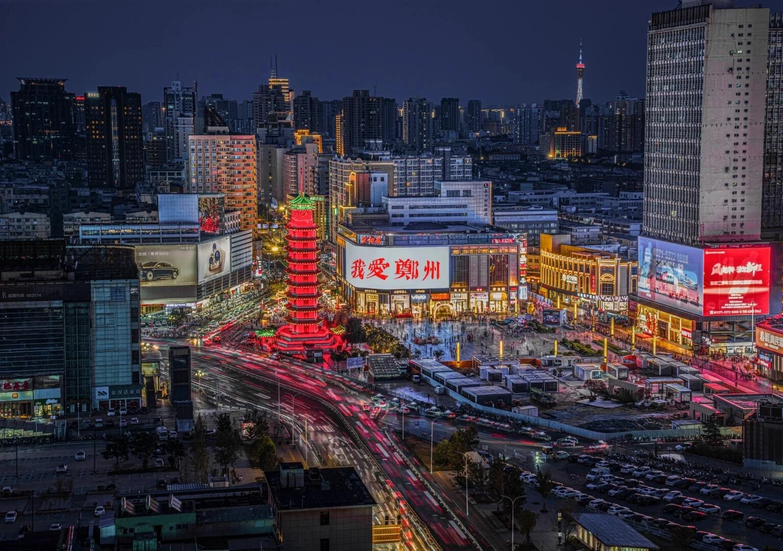 Nächtliche Stadtansicht von Zhengzhou mit roter Pagode und neonbeleuchtetem Einkaufsviertel – Zhengzhou-Reiseführer: Shaolin, Essen & Tipps 2026 – The China Journey Nächtliche Stadtansicht von Zhengzhou mit roter Pagode und neonbeleuchtetem Einkaufsviertel – Zhengzhou-Reiseführer: Shaolin, Essen & Tipps 2026 – The China Journey