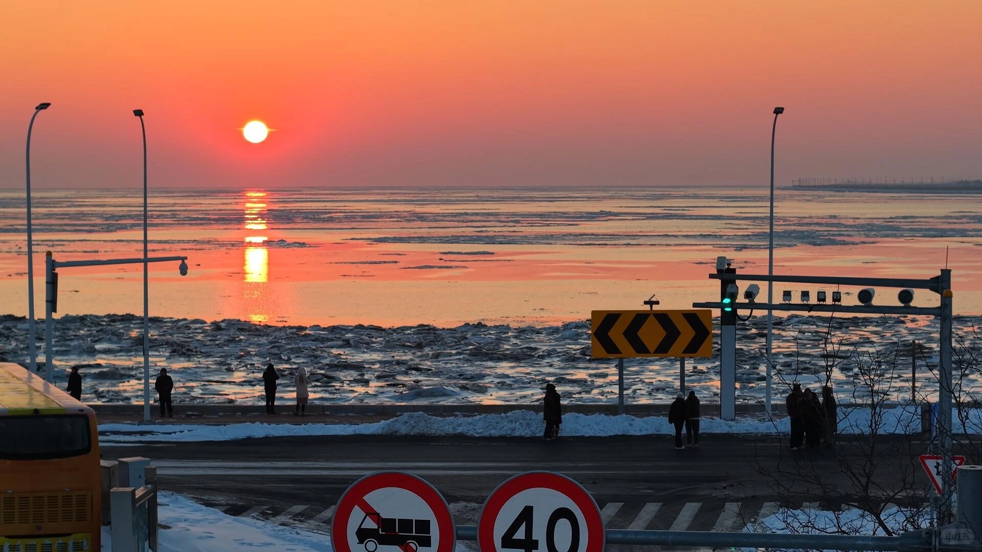 Winterlicher Sonnenuntergang am Meer in Yingkou, einer Küstenstadt nahe Dalian – Liaoning-Reiseführer: Routen, Tipps & Reisepläne 2026 – The China Journey Winterlicher Sonnenuntergang am Meer in Yingkou, einer Küstenstadt nahe Dalian – Liaoning-Reiseführer: Routen, Tipps & Reisepläne 2026 – The China Journey