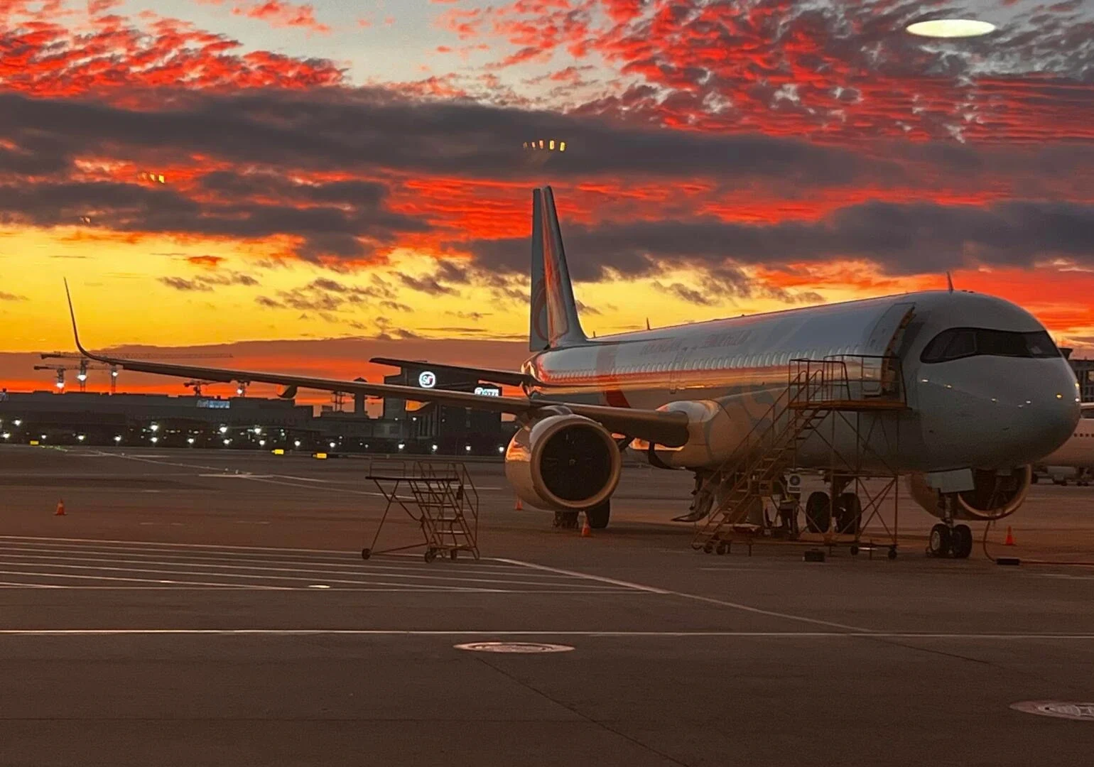 Internationale luchthaven Hangzhou Xiaoshan bij zonsopkomst, met een vliegtuig en kleurrijke lucht vóór een ochtendvlucht naar West Lake - Reisgids voor Jiaxing: waterstadjes, routes en tips 2026 - The China Journey Internationale luchthaven Hangzhou Xiaoshan bij zonsopkomst, met een vliegtuig en kleurrijke lucht vóór een ochtendvlucht naar West Lake - Reisgids voor Jiaxing: waterstadjes, routes en tips 2026 - The China Journey