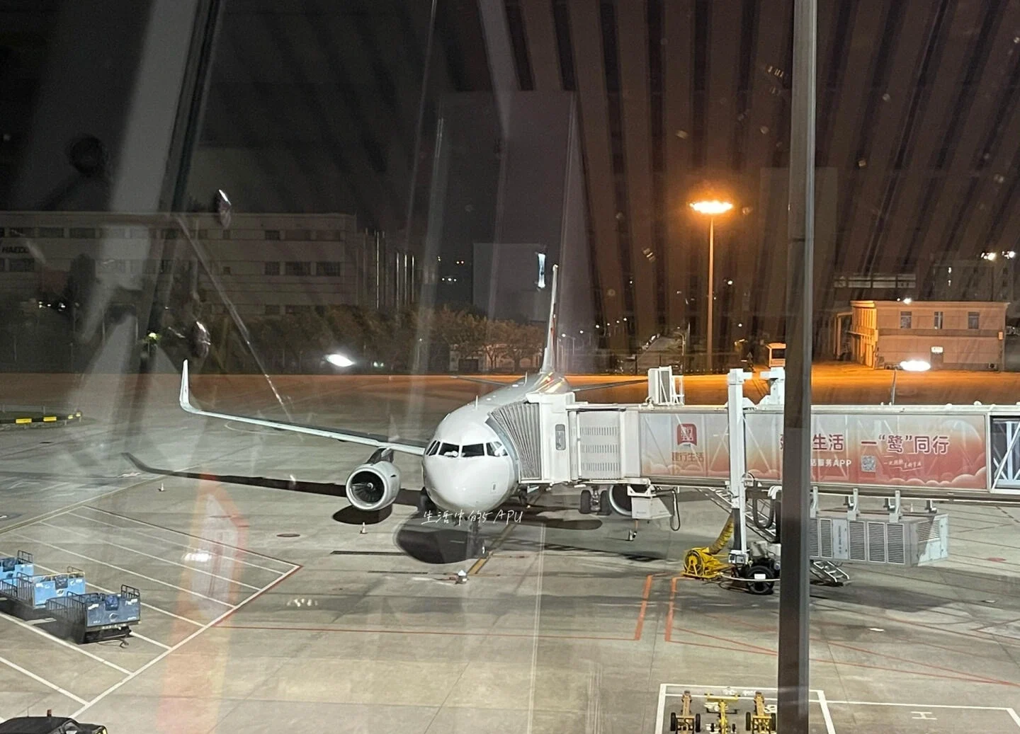 Nächtlicher Blick auf ein Boarding-Gate am internationalen Flughafen Zhengzhou Xinzheng – Zhengzhou-Reiseführer: Shaolin, Essen & Tipps 2026 – The China Journey Nächtlicher Blick auf ein Boarding-Gate am internationalen Flughafen Zhengzhou Xinzheng – Zhengzhou-Reiseführer: Shaolin, Essen & Tipps 2026 – The China Journey