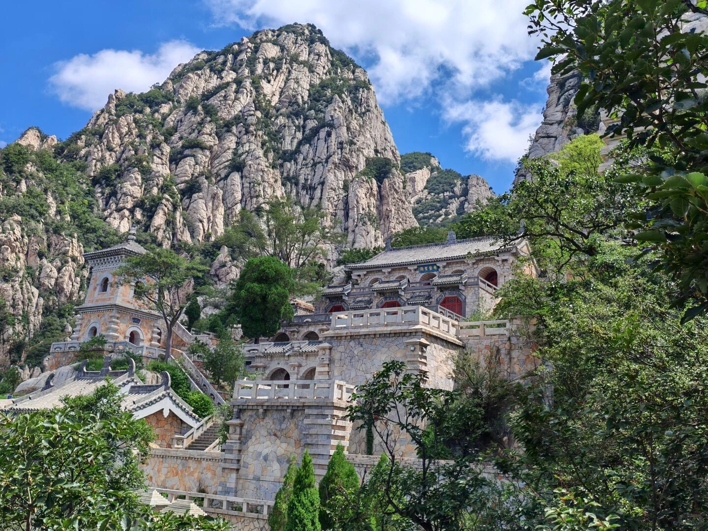 Vista panoramica delle scogliere e dei templi di Sanhuangzhai sui monti Songshan - Guida di viaggio dell'Henan: i migliori itinerari per una prima visita 2026 - The China Journey Vista panoramica delle scogliere e dei templi di Sanhuangzhai sui monti Songshan - Guida di viaggio dell'Henan: i migliori itinerari per una prima visita 2026 - The China Journey
