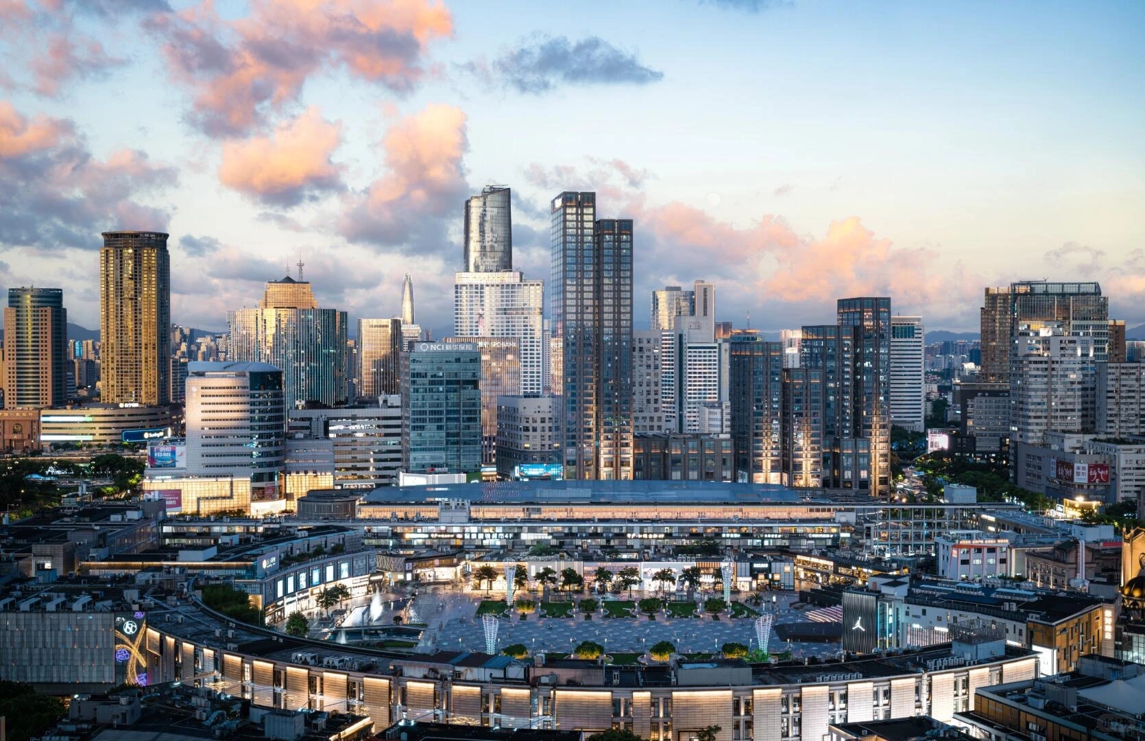 Skyline van de stad Ningbo met het moderne winkelcentrum Tianyi Square bij zonsondergang