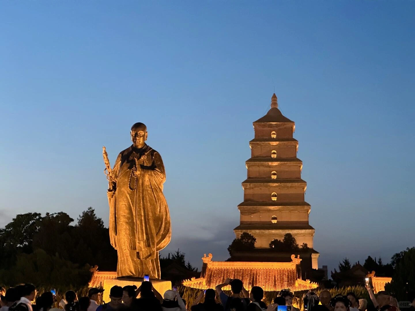 Statue af Xuanzang og den oplyste Store Vildgåsepagode i Xi'an - Shaanxi Rejseguide: Bedste steder og rejseplaner 2026 - The China Journey Statue af Xuanzang og den oplyste Store Vildgåsepagode i Xi'an - Shaanxi Rejseguide: Bedste steder og rejseplaner 2026 - The China Journey
