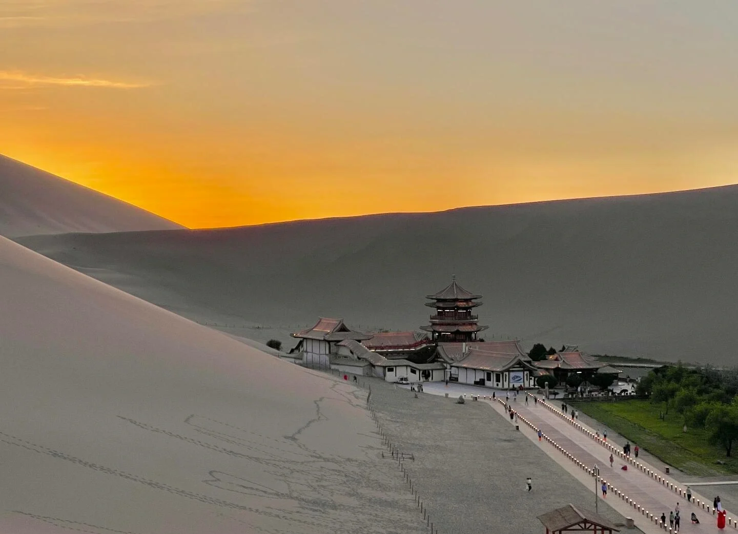 Solnedgang over Mingsha-bjerget og det naturskønne område Crescent Lake i Dunhuang - Overnatning i Dunhuang: Bedste områder og hoteller 2026 - The China Journey Solnedgang over Mingsha-bjerget og det naturskønne område Crescent Lake i Dunhuang - Overnatning i Dunhuang: Bedste områder og hoteller 2026 - The China Journey