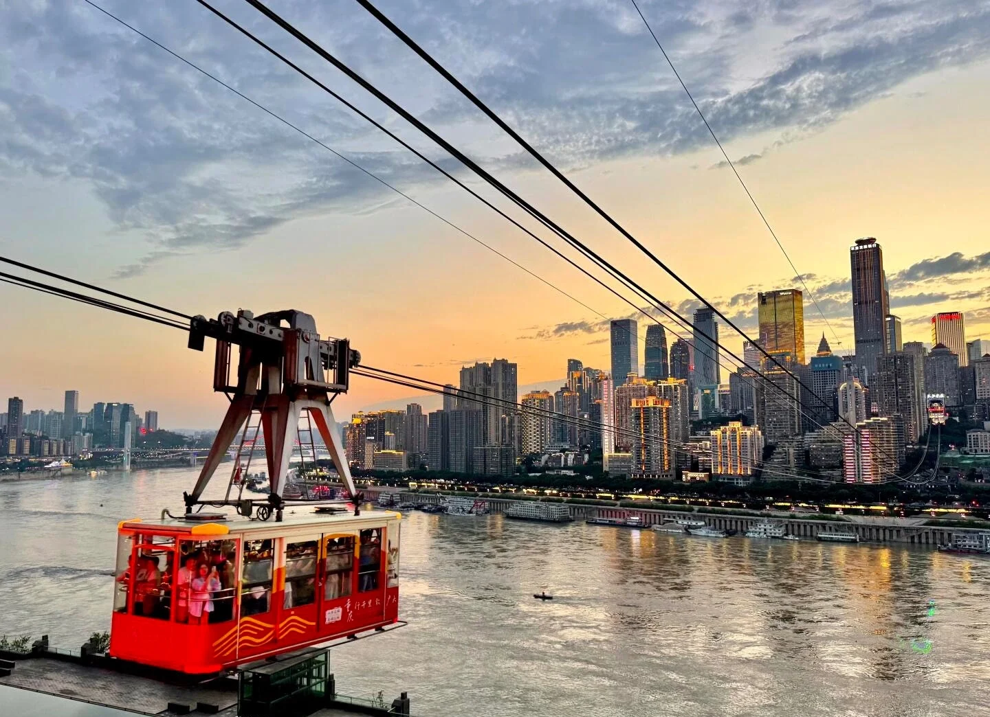 Teleférico del Yangtsé sobre el skyline de Chongqing al atardecer - 2 días en Chongqing: el itinerario perfecto para una primera visita 2026 - The China Journey Teleférico del Yangtsé sobre el skyline de Chongqing al atardecer - 2 días en Chongqing: el itinerario perfecto para una primera visita 2026 - The China Journey