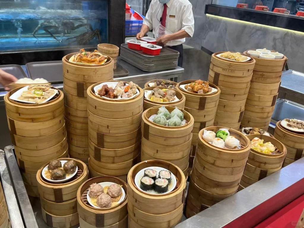 Traditional Pushcart Dim Sum Service – Bamboo steamers stacked with freshly made dim sum at a classic Chinese teahouse, capturing the lively atmosphere of authentic Cantonese morning tea