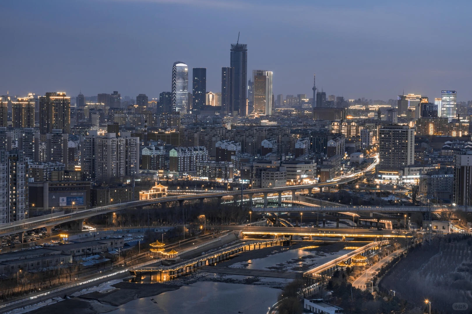 Yitong-rivier, Changchun – Luchtzicht op de Yitong-rivier die door Changchun kronkelt, met verlichte bruggen, oevers en de stedelijke skyline bij schemering - Reisgids Changchun: geschiedenis, parken & tips 2026 - The China Journey Yitong-rivier, Changchun – Luchtzicht op de Yitong-rivier die door Changchun kronkelt, met verlichte bruggen, oevers en de stedelijke skyline bij schemering - Reisgids Changchun: geschiedenis, parken & tips 2026 - The China Journey