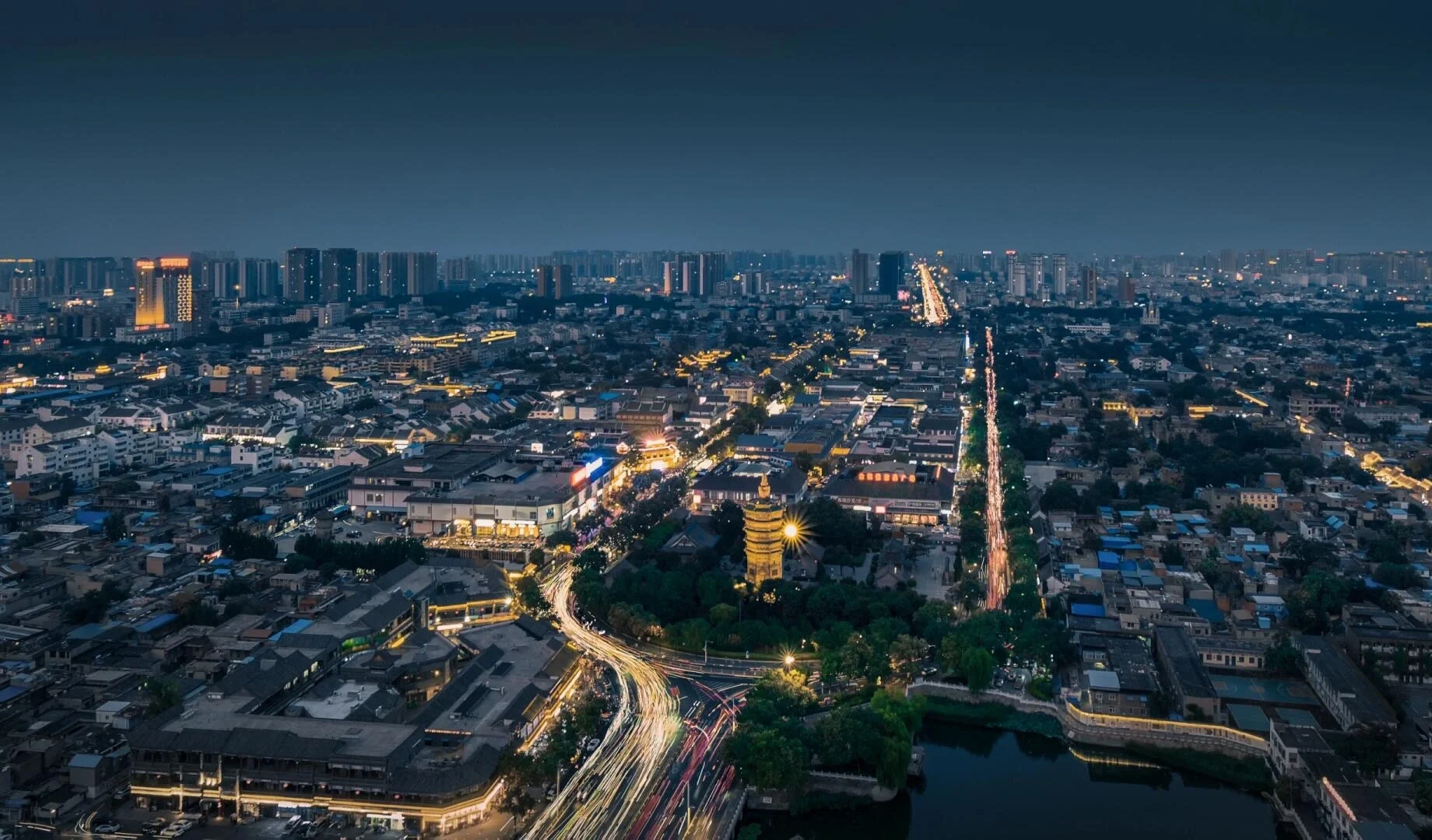 Panorama notturno della città di Anyang. Vista aerea delle strade illuminate e del paesaggio urbano con la pagoda storica al centro - Guida di viaggio dell'Henan: i migliori itinerari per una prima visita 2026 - The China Journey Panorama notturno della città di Anyang. Vista aerea delle strade illuminate e del paesaggio urbano con la pagoda storica al centro - Guida di viaggio dell'Henan: i migliori itinerari per una prima visita 2026 - The China Journey