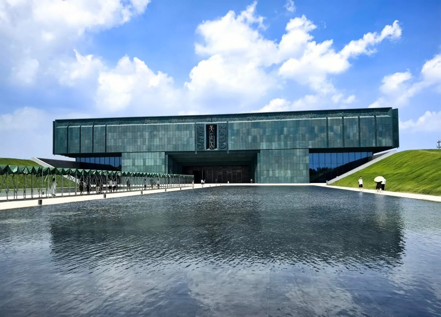 Esterno del Museo di Yinxu ad Anyang: edificio museale contemporaneo con facciata verde e specchio d'acqua in primo piano - Guida di viaggio dell'Henan: i migliori itinerari per una prima visita 2026 - The China Journey Esterno del Museo di Yinxu ad Anyang: edificio museale contemporaneo con facciata verde e specchio d'acqua in primo piano - Guida di viaggio dell'Henan: i migliori itinerari per una prima visita 2026 - The China Journey