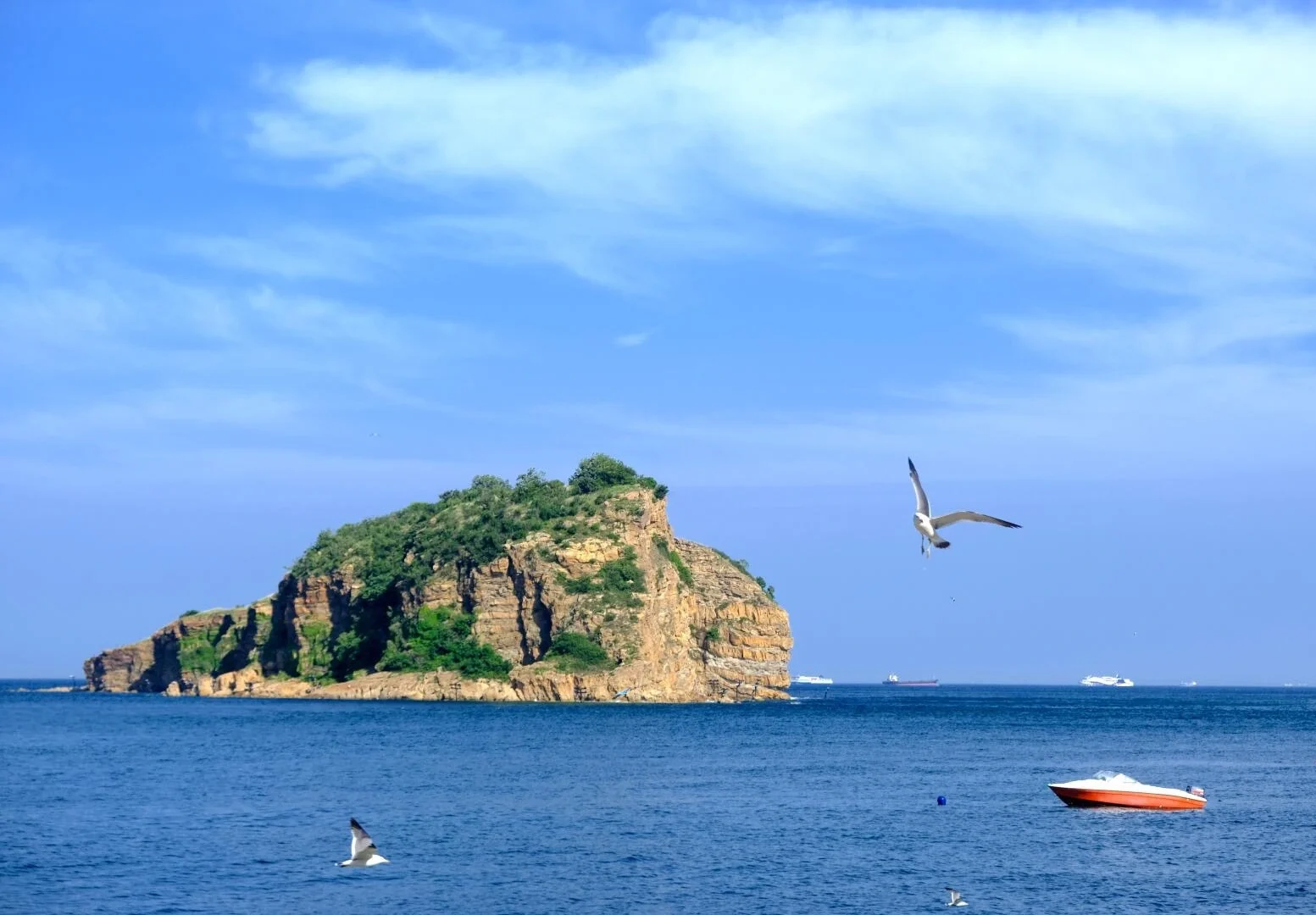 Küste der Insel Bangchui in Dalian, felsige Insel im blauen Meer mit Möwen und Booten in der Ferne – Liaoning-Reiseführer: Routen, Tipps & Reisepläne 2026 – The China Journey Küste der Insel Bangchui in Dalian, felsige Insel im blauen Meer mit Möwen und Booten in der Ferne – Liaoning-Reiseführer: Routen, Tipps & Reisepläne 2026 – The China Journey