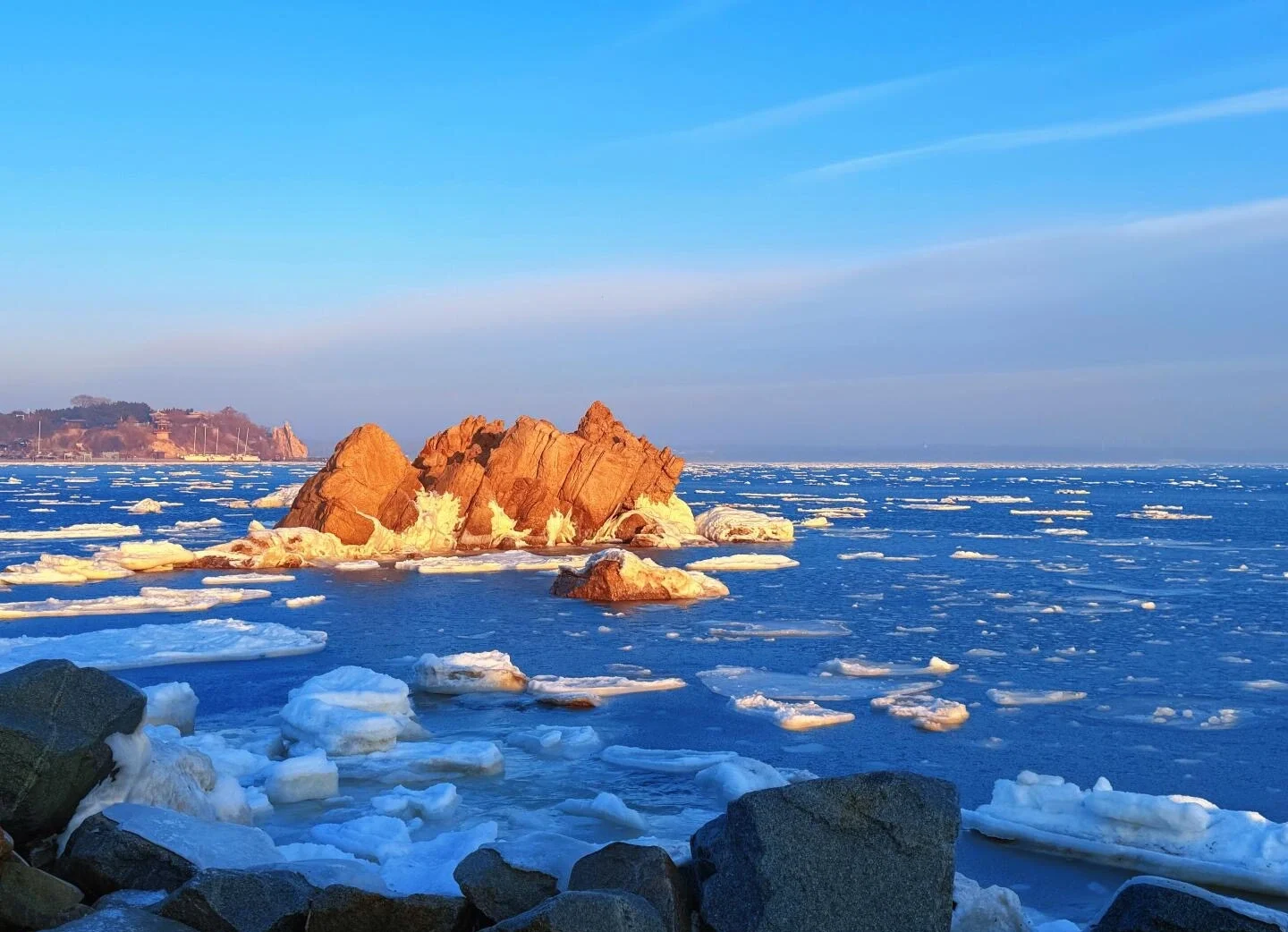 Bevroren kustlijn van Beidaihe in de winter, met een rotsachtige oever omgeven door zee-ijs in helder zonlicht - Reisgids voor Hebei: beste routes buiten Beijing 2026 - The China Journey Bevroren kustlijn van Beidaihe in de winter, met een rotsachtige oever omgeven door zee-ijs in helder zonlicht - Reisgids voor Hebei: beste routes buiten Beijing 2026 - The China Journey