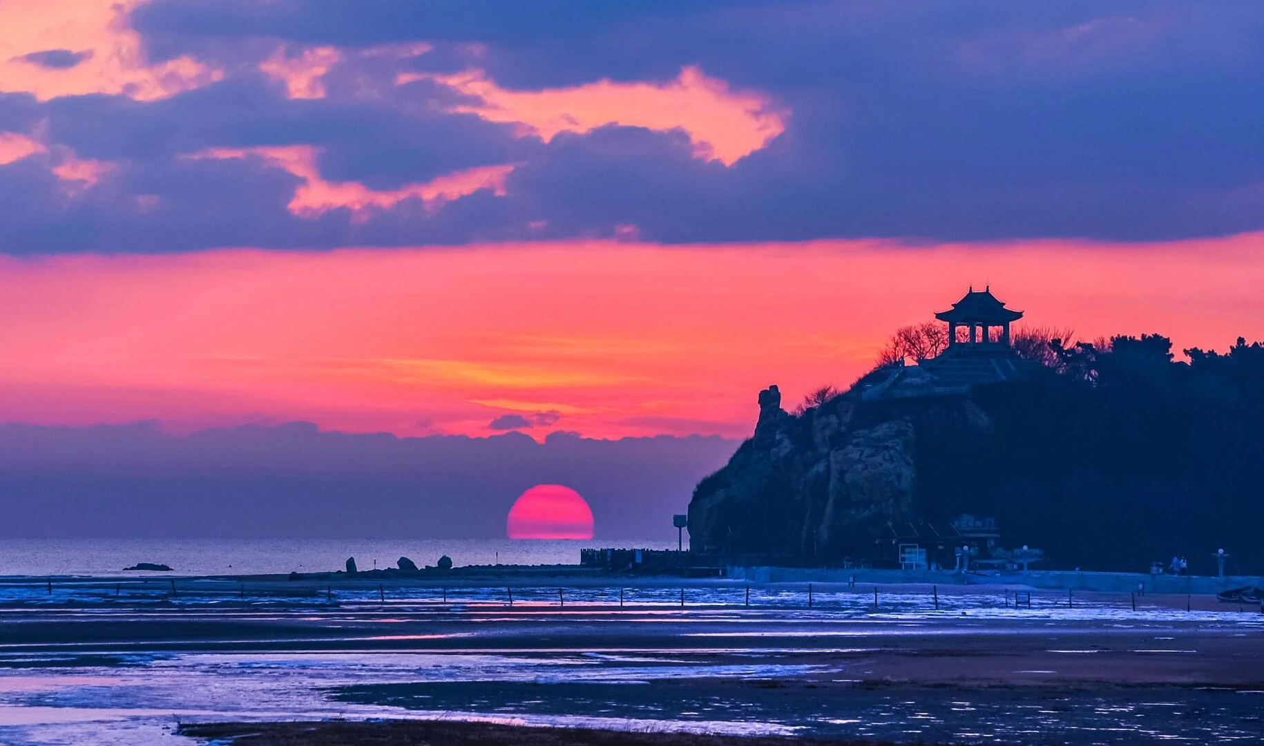Zonsopgang aan de Geziwo-kust van Beidaihe met een kleurrijke zeehorizon, silhouet van een paviljoen en getijdenvlakten - Reisgids voor Hebei: beste routes buiten Beijing 2026 - The China Journey Zonsopgang aan de Geziwo-kust van Beidaihe met een kleurrijke zeehorizon, silhouet van een paviljoen en getijdenvlakten - Reisgids voor Hebei: beste routes buiten Beijing 2026 - The China Journey