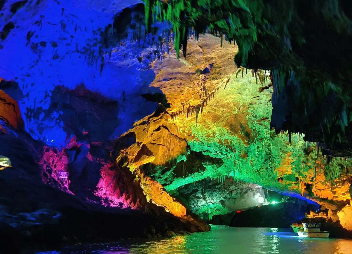 Innenraum der Benxi-Wasserhöhle mit farbig beleuchteten Stalaktiten, unterirdischem Fluss und Bootstour – Liaoning-Reiseführer: Routen, Tipps & Reisepläne 2026 – The China Journey Innenraum der Benxi-Wasserhöhle mit farbig beleuchteten Stalaktiten, unterirdischem Fluss und Bootstour – Liaoning-Reiseführer: Routen, Tipps & Reisepläne 2026 – The China Journey