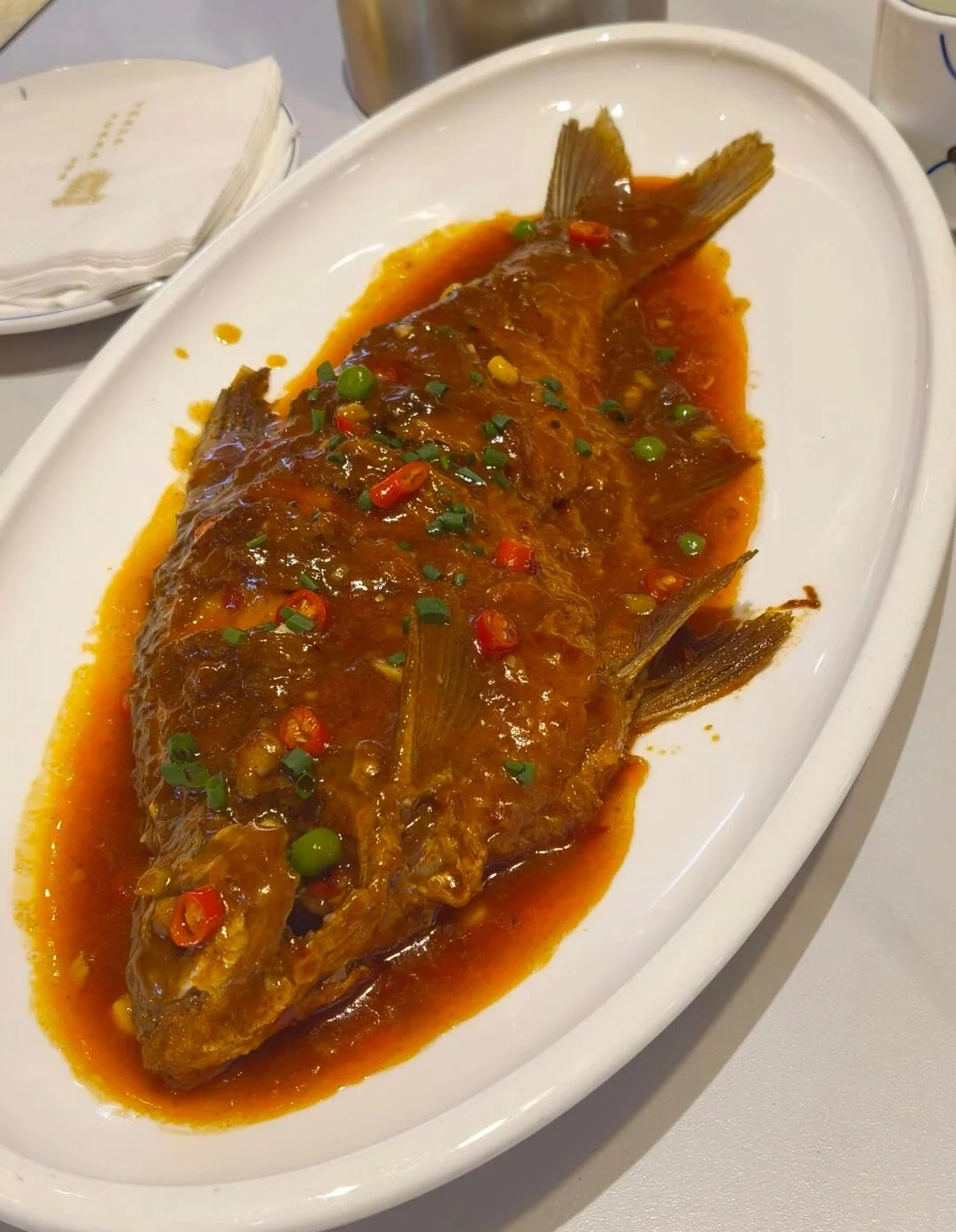 Hidangan Ikan Wuchang Rebus Gaya Wuhan, ikan keseluruhan dimasak dalam sos kaya dengan cili dan herba di atas pinggan putih - Panduan Perjalanan Hubei: Laluan, Petua & Jadual Perjalanan 2026 - The China Journey Hidangan Ikan Wuchang Rebus Gaya Wuhan, ikan keseluruhan dimasak dalam sos kaya dengan cili dan herba di atas pinggan putih - Panduan Perjalanan Hubei: Laluan, Petua & Jadual Perjalanan 2026 - The China Journey