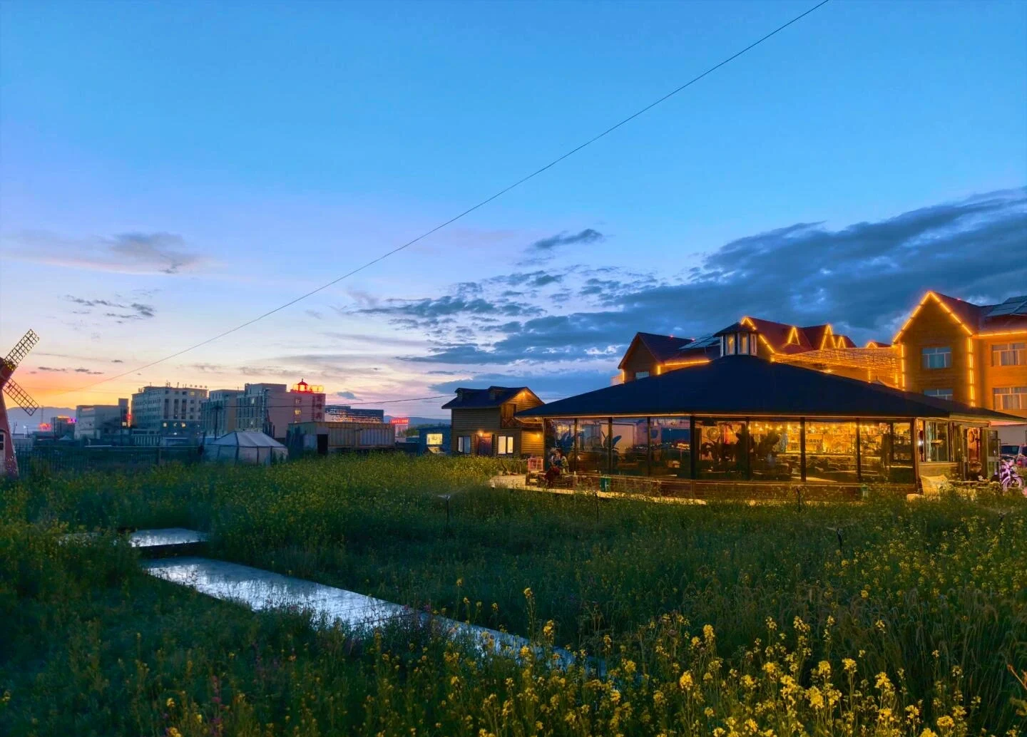 Nächtlicher Blick auf ein Gästehaus in Chaka, gemütlich beleuchtete Unterkunft zwischen Feldern unter dem Dämmerungshimmel – Qinghai-Reiseführer: Reiseziele, Routen & Tipps 2026 – The China Journey Nächtlicher Blick auf ein Gästehaus in Chaka, gemütlich beleuchtete Unterkunft zwischen Feldern unter dem Dämmerungshimmel – Qinghai-Reiseführer: Reiseziele, Routen & Tipps 2026 – The China Journey