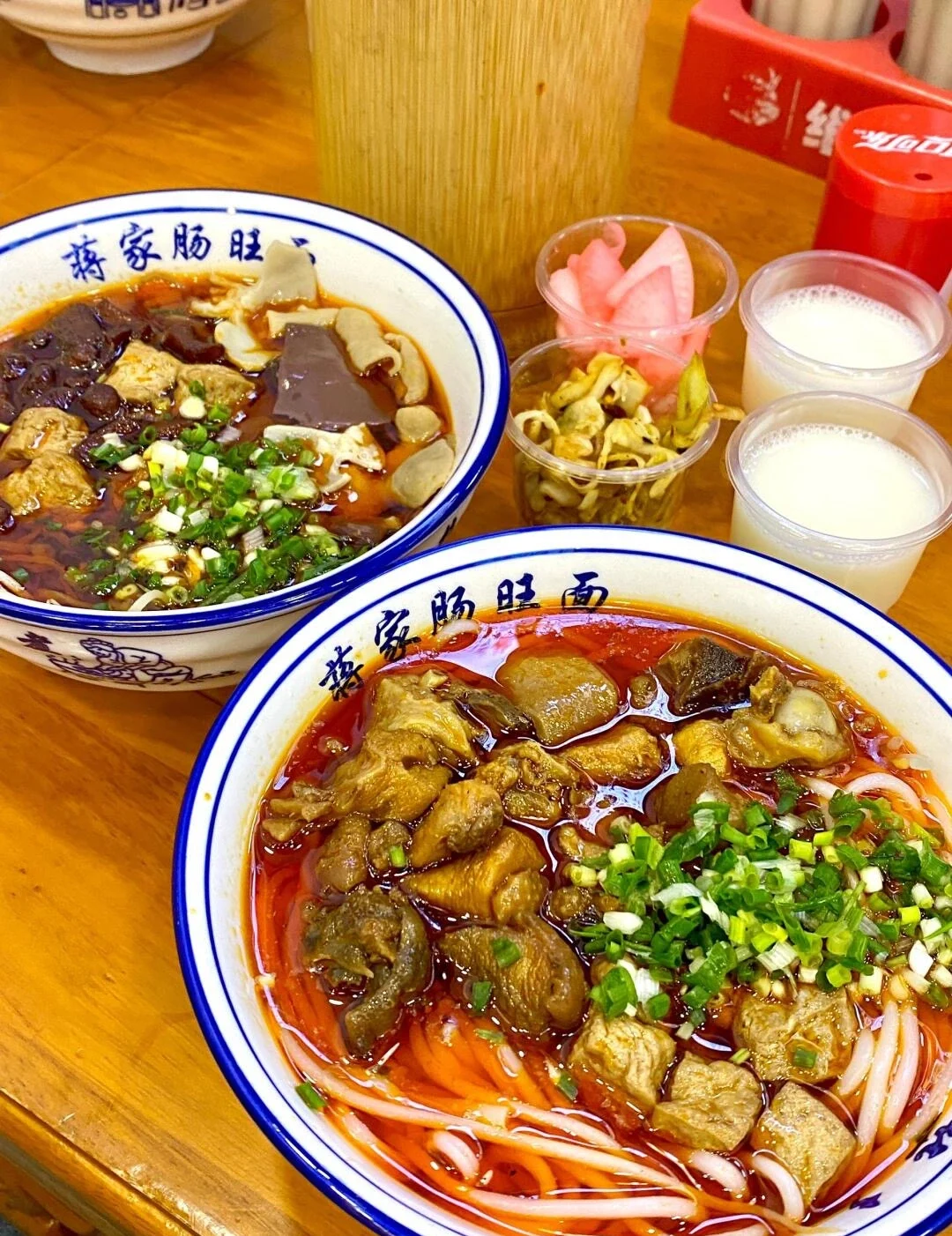 Guizhou usulü Changwang eriştesi; yerel restoranda domuz bağırsağı, tofu ve acı biber yağıyla servis edilen yoğun, acılı erişte - Guizhou Gezi Rehberi: Rotalar, İpuçları ve Gezi Planları 2026 - The China Journey Guizhou usulü Changwang eriştesi; yerel restoranda domuz bağırsağı, tofu ve acı biber yağıyla servis edilen yoğun, acılı erişte - Guizhou Gezi Rehberi: Rotalar, İpuçları ve Gezi Planları 2026 - The China Journey