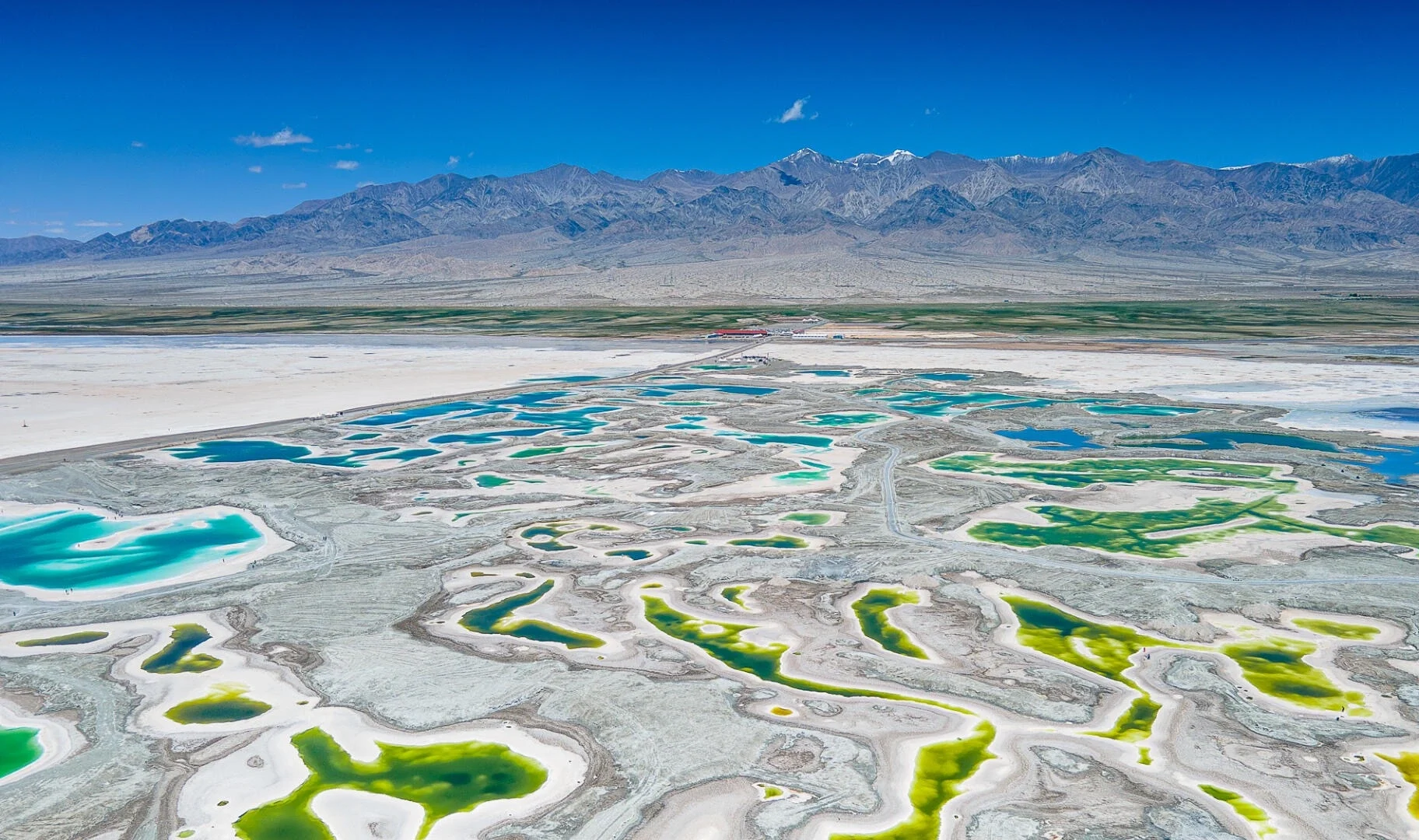 Smaragdgrüne Salzseen von Dachaidam, Luftbild türkisfarbener und grüner Salzbecken in weiter Wüstenlandschaft – Qinghai-Reiseführer: Reiseziele, Routen & Tipps 2026 – The China Journey Smaragdgrüne Salzseen von Dachaidam, Luftbild türkisfarbener und grüner Salzbecken in weiter Wüstenlandschaft – Qinghai-Reiseführer: Reiseziele, Routen & Tipps 2026 – The China Journey
