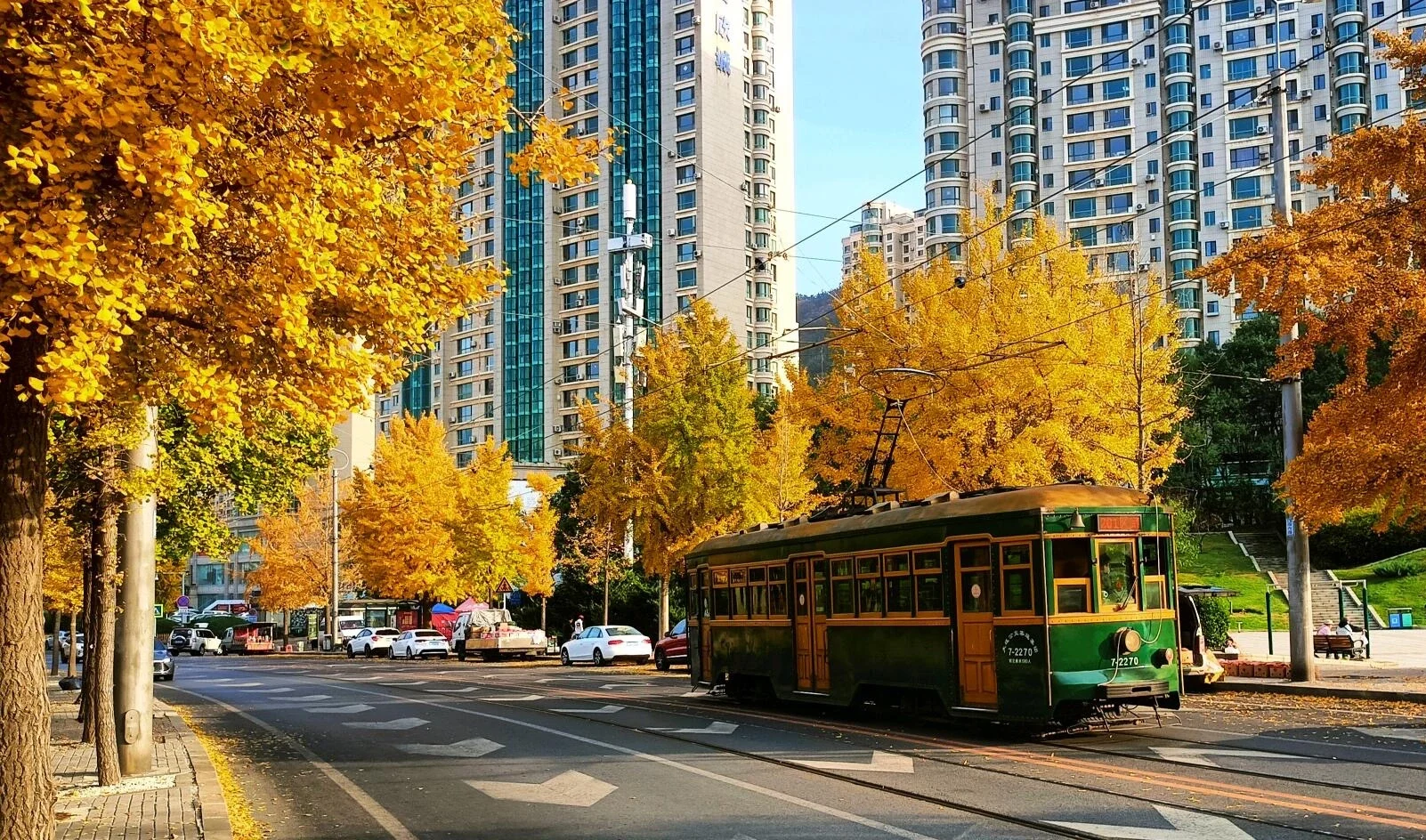 Straße mit alter grüner Straßenbahn und goldenen Ginkgobäumen in Dalian im Herbst – Liaoning-Reiseführer: Routen, Tipps & Reisepläne 2026 – The China Journey Straße mit alter grüner Straßenbahn und goldenen Ginkgobäumen in Dalian im Herbst – Liaoning-Reiseführer: Routen, Tipps & Reisepläne 2026 – The China Journey