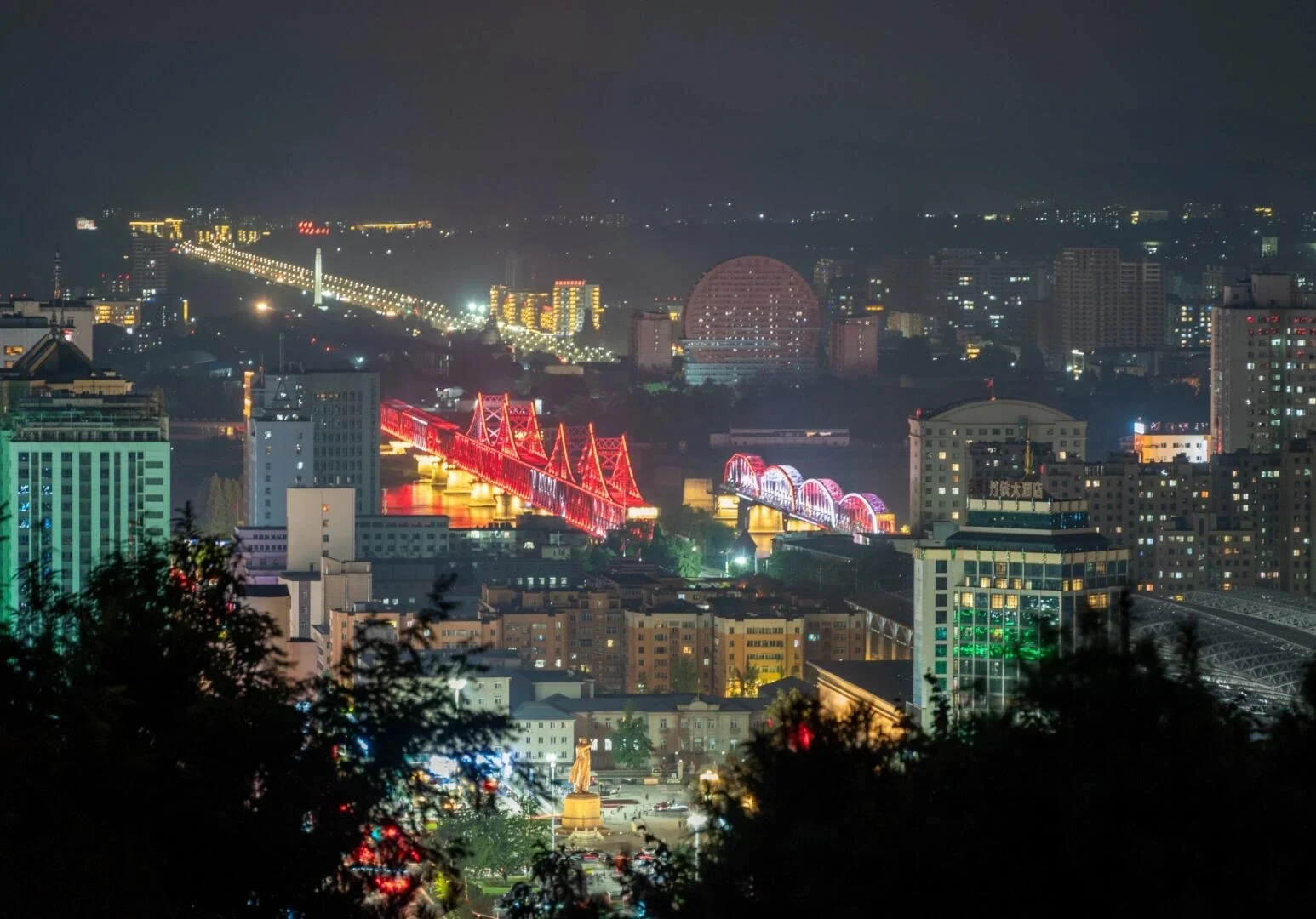 Nächtliche Stadtansicht von Dandong am Yalu-Fluss mit beleuchteten Brücken, Stadtsilhouette und farbigen Spiegelungen – Liaoning-Reiseführer: Routen, Tipps & Reisepläne 2026 – The China Journey Nächtliche Stadtansicht von Dandong am Yalu-Fluss mit beleuchteten Brücken, Stadtsilhouette und farbigen Spiegelungen – Liaoning-Reiseführer: Routen, Tipps & Reisepläne 2026 – The China Journey