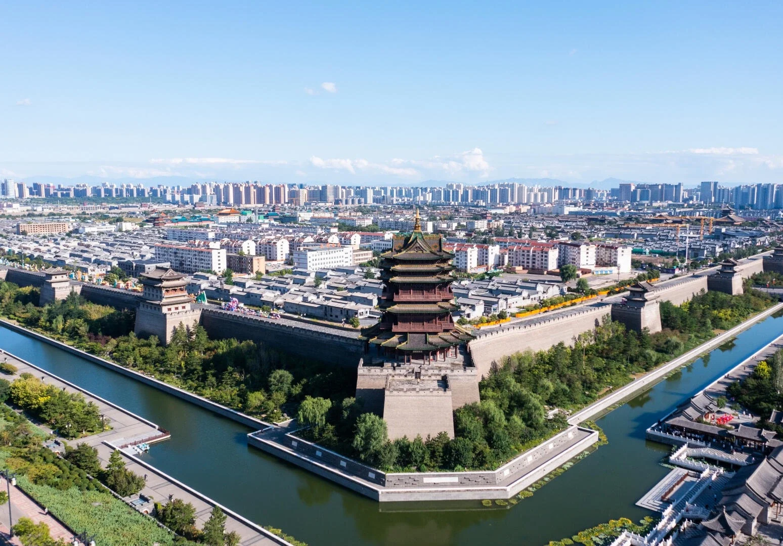 Vista aerea delle mura della città di Datong. Storiche mura difensive che circondano la città vecchia con torre a pagoda e fossato - Guida di viaggio dello Shanxi: itinerari, consigli e luoghi da non perdere 2026 - The China Journey Vista aerea delle mura della città di Datong. Storiche mura difensive che circondano la città vecchia con torre a pagoda e fossato - Guida di viaggio dello Shanxi: itinerari, consigli e luoghi da non perdere 2026 - The China Journey