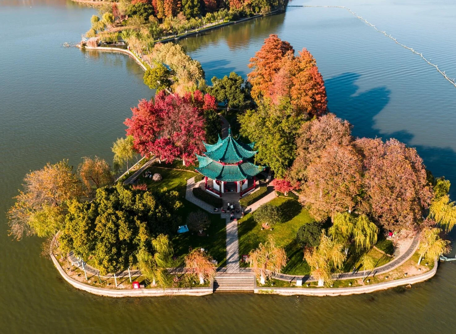 Landskap Pavilion Musim Luruh Tasik Timur, pandangan udara pavilion tepi tasik dikelilingi pokok musim luruh berwarna dan pantulan air tenang - Panduan Perjalanan Hubei: Laluan, Petua & Jadual Perjalanan 2026 - The China Journey Landskap Pavilion Musim Luruh Tasik Timur, pandangan udara pavilion tepi tasik dikelilingi pokok musim luruh berwarna dan pantulan air tenang - Panduan Perjalanan Hubei: Laluan, Petua & Jadual Perjalanan 2026 - The China Journey