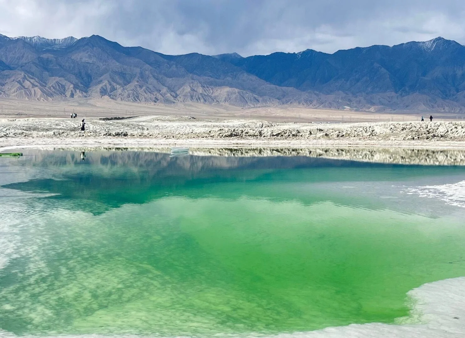 Grünes Wasser am Smaragdsee, leuchtend grüner Mineralsee zwischen kargen Bergen und dramatischem Wolkenhimmel – Qinghai-Reiseführer: Reiseziele, Routen & Tipps 2026 – The China Journey Grünes Wasser am Smaragdsee, leuchtend grüner Mineralsee zwischen kargen Bergen und dramatischem Wolkenhimmel – Qinghai-Reiseführer: Reiseziele, Routen & Tipps 2026 – The China Journey