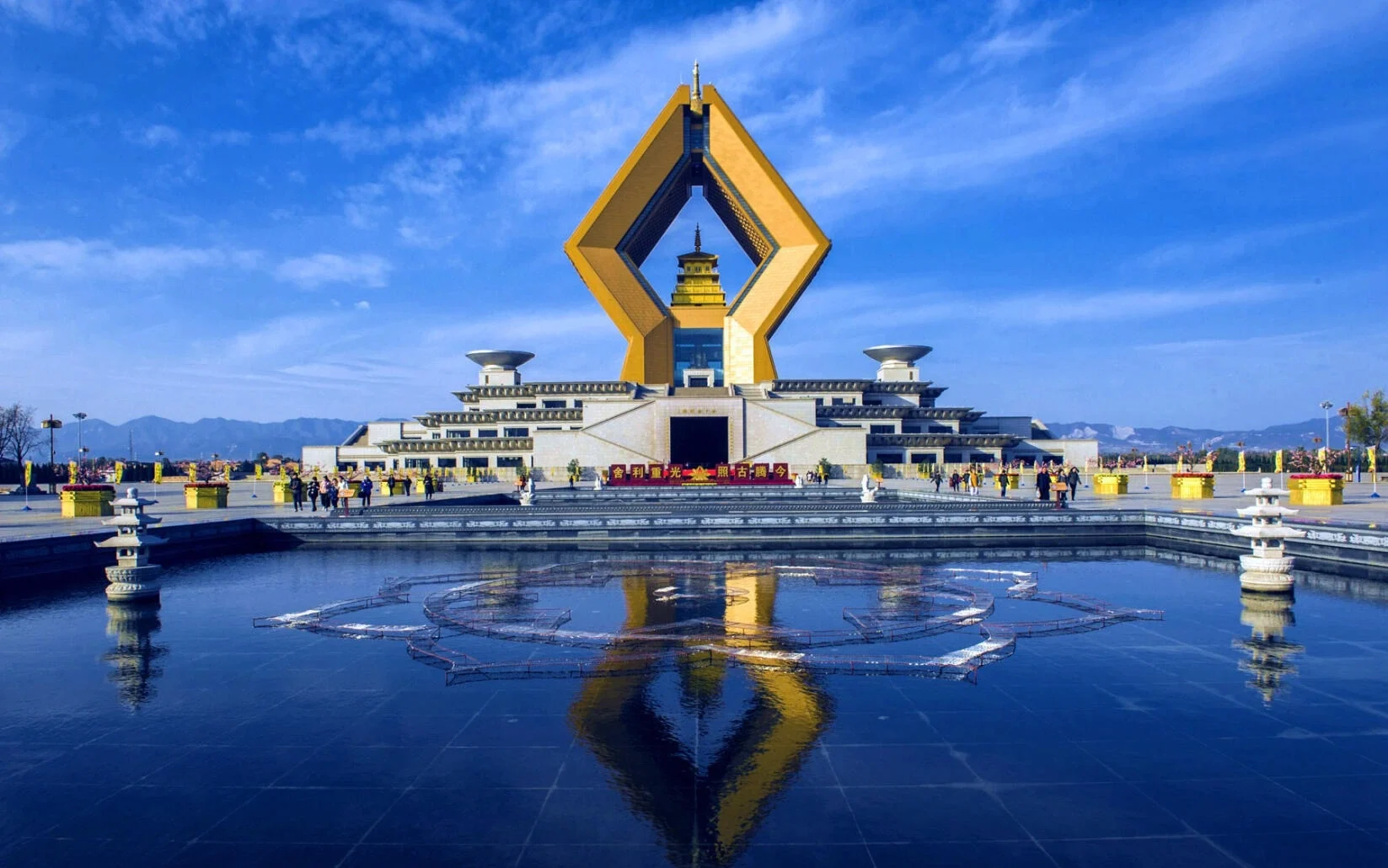 Famen-templets kulturkompleks – moderne tempelarkitektur omkring det hellige pagode- og relikviested i Baoji, Shaanxi, Kina - Shaanxi Rejseguide: Bedste steder og rejseplaner 2026 - The China Journey Famen-templets kulturkompleks – moderne tempelarkitektur omkring det hellige pagode- og relikviested i Baoji, Shaanxi, Kina - Shaanxi Rejseguide: Bedste steder og rejseplaner 2026 - The China Journey