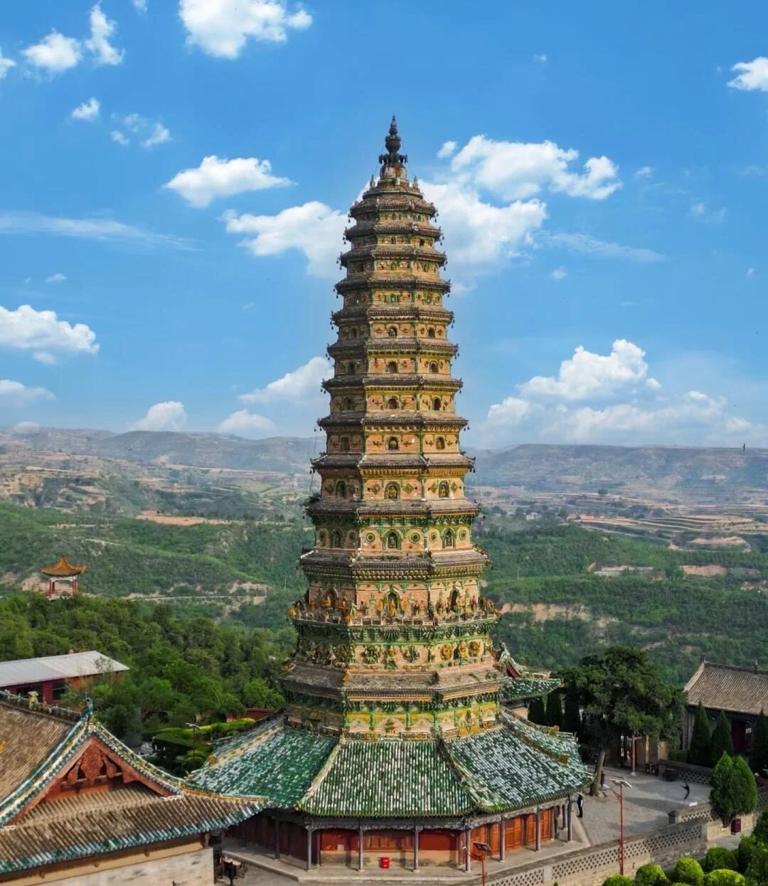 Pagoda Feihong, torre colorata. Unica pagoda in mattoni smaltati che si erge sopra un complesso di templi con dettagliati motivi decorativi nello Shanxi - Guida di viaggio dello Shanxi: itinerari, consigli e luoghi da non perdere 2026 - The China Journey Pagoda Feihong, torre colorata. Unica pagoda in mattoni smaltati che si erge sopra un complesso di templi con dettagliati motivi decorativi nello Shanxi - Guida di viaggio dello Shanxi: itinerari, consigli e luoghi da non perdere 2026 - The China Journey
