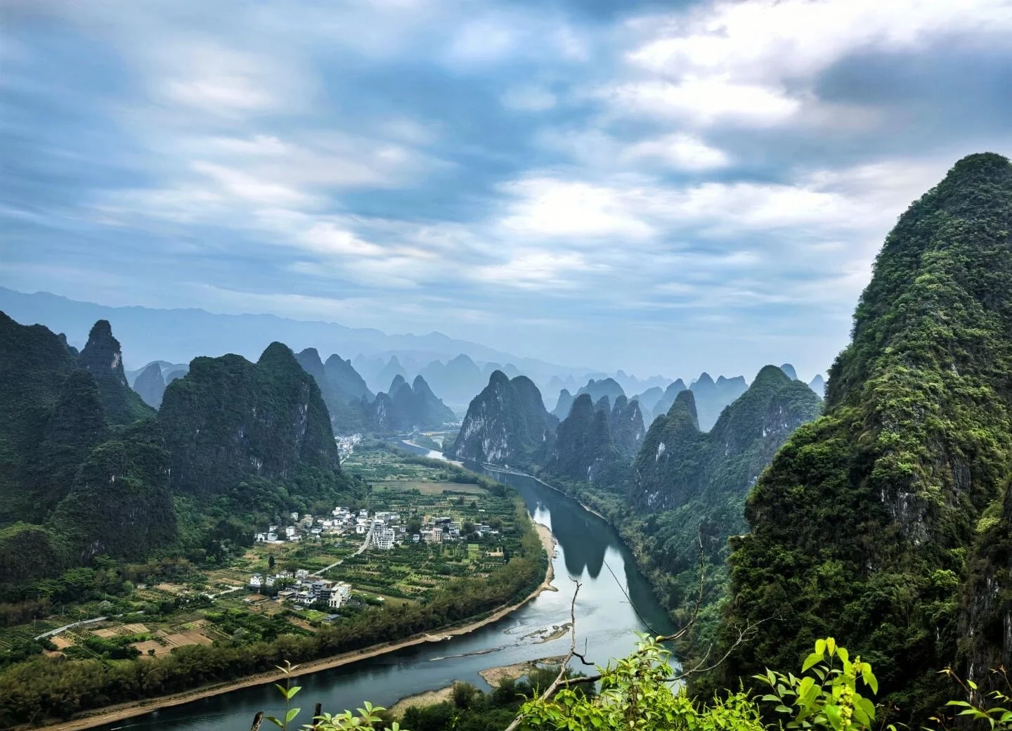 İlkbaharda Guilin kırsalında karst tepeleri; taze yeşil tarlalar ve sisli dağlarla sakin Guangxi kırsal manzarası - Guangxi Seyahat Rehberi: En İyi Rotalar, İpuçları ve Gezi Planları 2026 - The China Journey İlkbaharda Guilin kırsalında karst tepeleri; taze yeşil tarlalar ve sisli dağlarla sakin Guangxi kırsal manzarası - Guangxi Seyahat Rehberi: En İyi Rotalar, İpuçları ve Gezi Planları 2026 - The China Journey