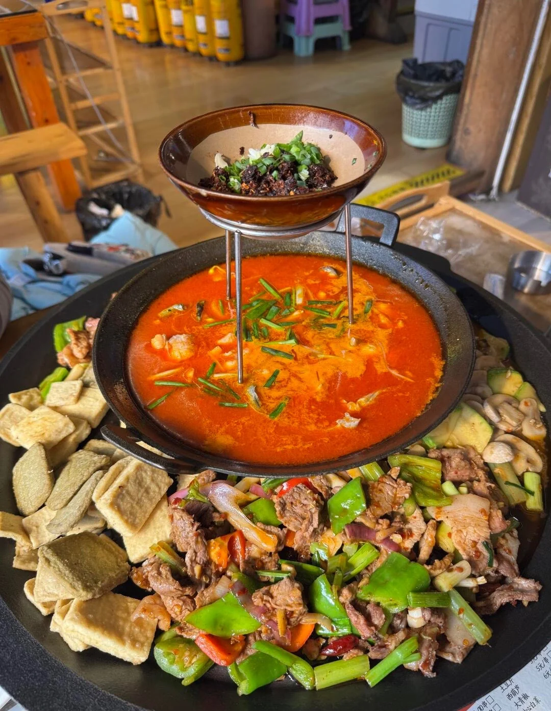 Guizhou Miao köyü restoran yemekleri; rustik etnik köy ortamında sebze ve etlerle servis edilen geleneksel yemekler - Guizhou Gezi Rehberi: Rotalar, İpuçları ve Gezi Planları 2026 - The China Journey Guizhou Miao köyü restoran yemekleri; rustik etnik köy ortamında sebze ve etlerle servis edilen geleneksel yemekler - Guizhou Gezi Rehberi: Rotalar, İpuçları ve Gezi Planları 2026 - The China Journey