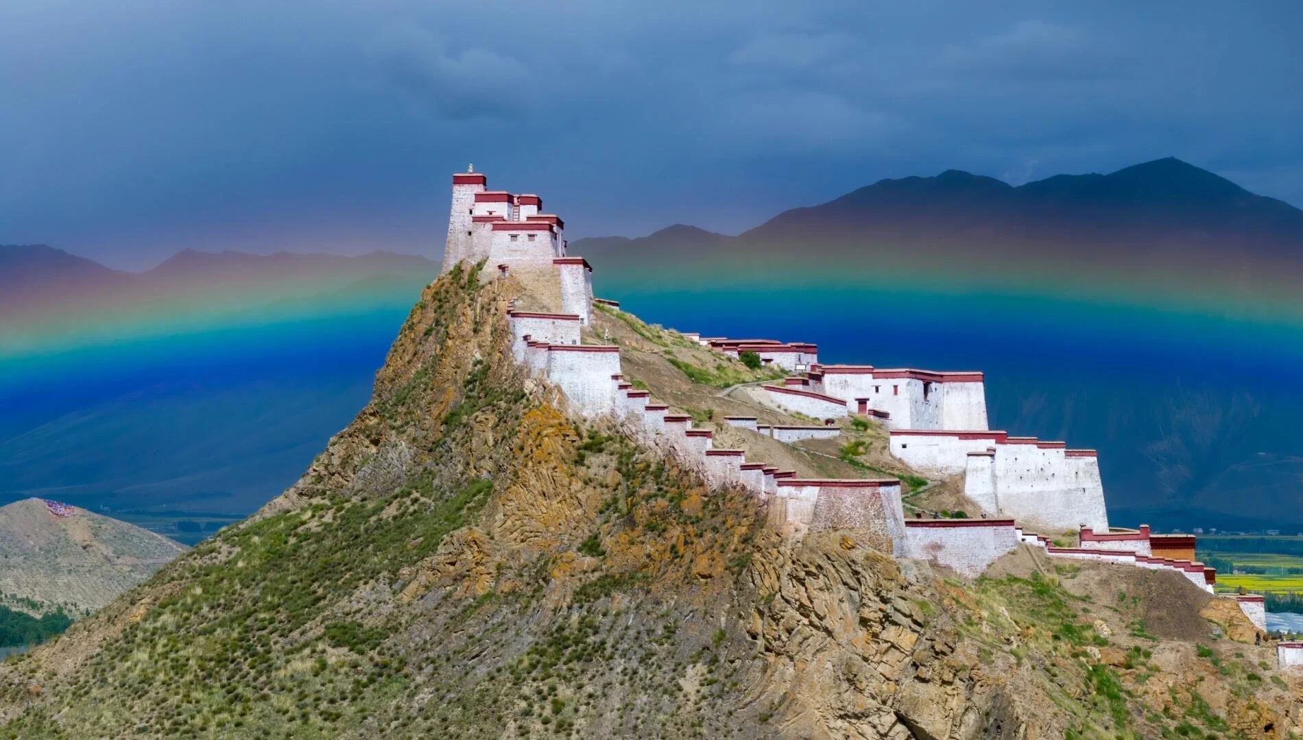 Fortaleza de Gyantse Dzong en lo alto de una colina rocosa, con un arcoíris sobre el paisaje del valle - Guía de viaje al Tíbet: mejores rutas, consejos e itinerarios 2026 - The China Journey Fortaleza de Gyantse Dzong en lo alto de una colina rocosa, con un arcoíris sobre el paisaje del valle - Guía de viaje al Tíbet: mejores rutas, consejos e itinerarios 2026 - The China Journey
