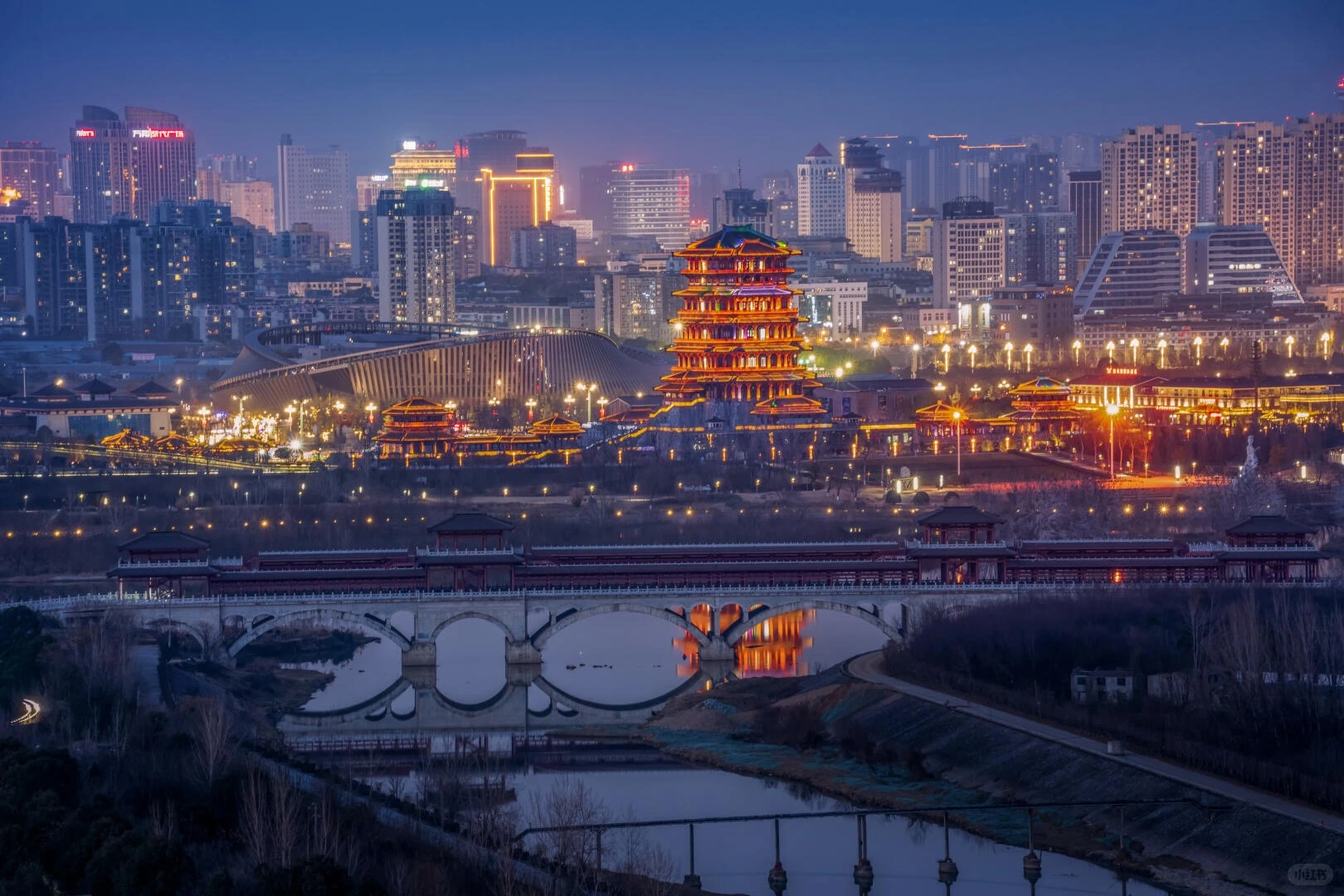 Tianhan-tårnet og broen i Hanzhong – traditionel kinesisk pavillonbro og teaterkompleks med udsigt over Hanzhongs moderne skyline - Shaanxi Rejseguide: Bedste steder og rejseplaner 2026 - The China Journey Tianhan-tårnet og broen i Hanzhong – traditionel kinesisk pavillonbro og teaterkompleks med udsigt over Hanzhongs moderne skyline - Shaanxi Rejseguide: Bedste steder og rejseplaner 2026 - The China Journey