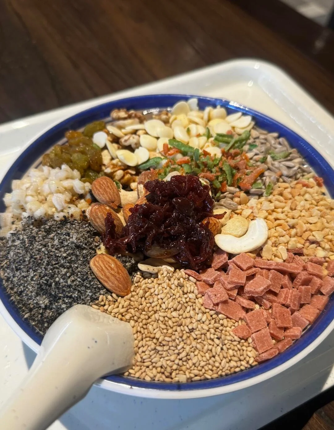 Kom met Hebei-amandeldessert, zoete amandelpap met noten, zaden en gedroogd fruit - Reisgids voor Hebei: beste routes buiten Beijing 2026 - The China Journey Kom met Hebei-amandeldessert, zoete amandelpap met noten, zaden en gedroogd fruit - Reisgids voor Hebei: beste routes buiten Beijing 2026 - The China Journey