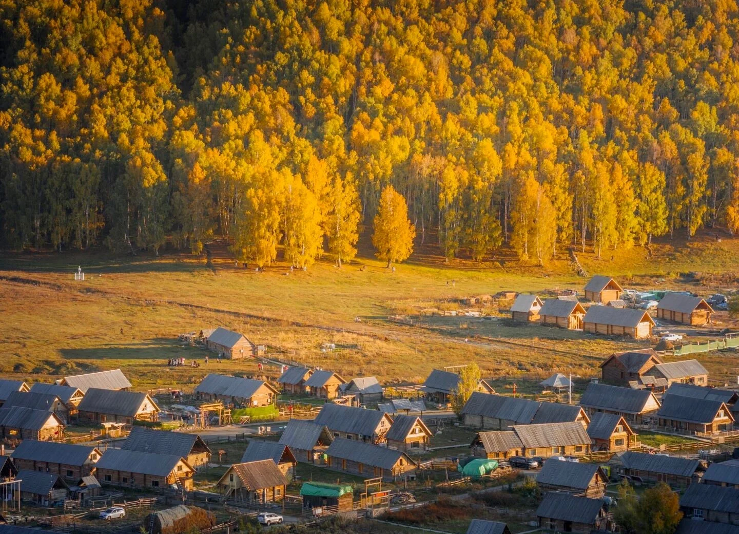 Hemu Köyü'nde Kış Gün Doğumu – Altay, Xinjiang'da renkli şafak göğü altında parlayan karla kaplı ahşap evler - Xinjiang Seyahat Rehberi: En İyi Rotalar ve Yerler 2026 - Çin Yolculuğu Hemu Köyü'nde Kış Gün Doğumu – Altay, Xinjiang'da renkli şafak göğü altında parlayan karla kaplı ahşap evler - Xinjiang Seyahat Rehberi: En İyi Rotalar ve Yerler 2026 - Çin Yolculuğu