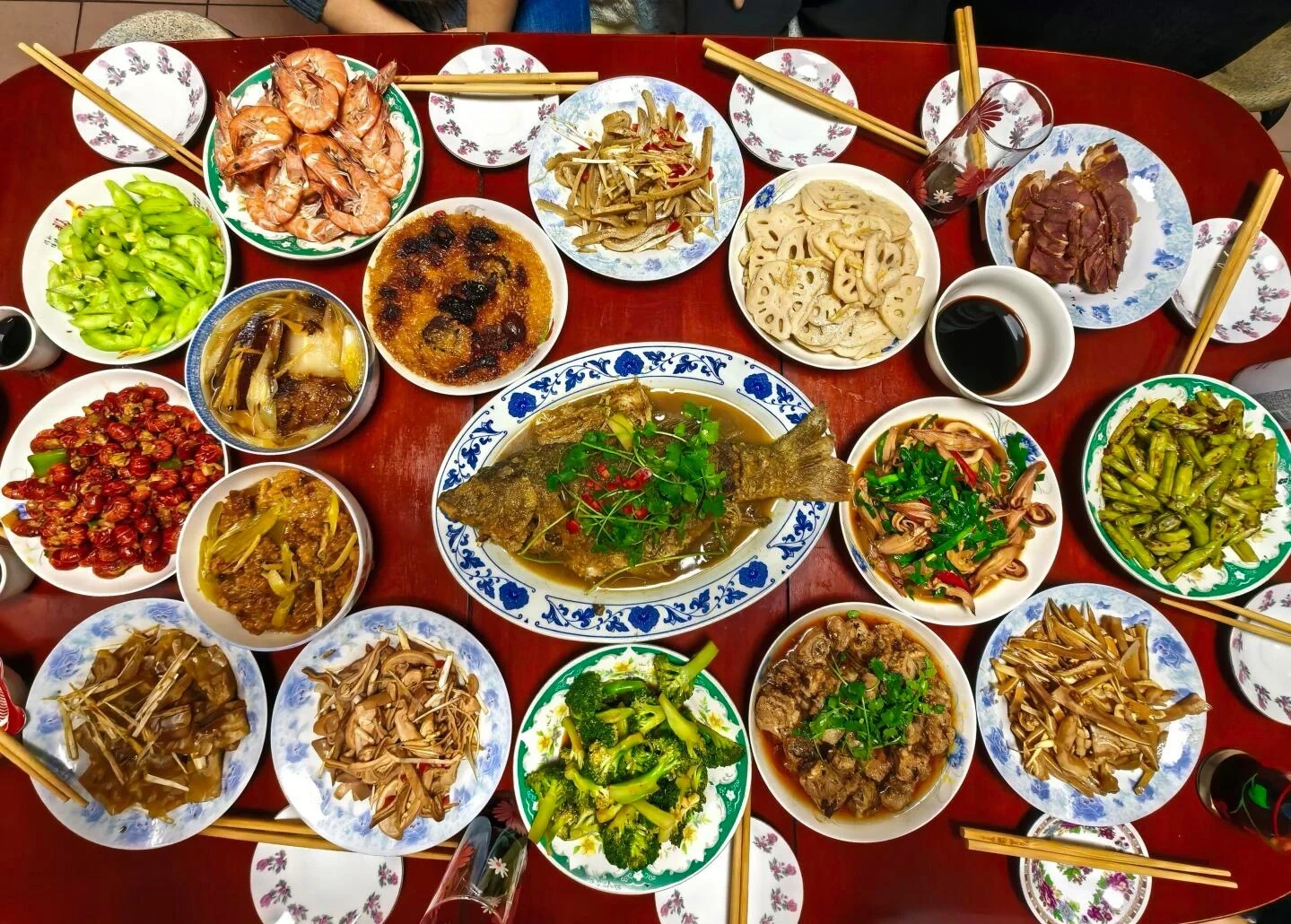 Cena di Capodanno in Henan: una tavola imbandita con piatti tradizionali, tra cui pesce, verdure e cucina familiare - Guida di viaggio dell'Henan: i migliori itinerari per una prima visita 2026 - The China Journey Cena di Capodanno in Henan: una tavola imbandita con piatti tradizionali, tra cui pesce, verdure e cucina familiare - Guida di viaggio dell'Henan: i migliori itinerari per una prima visita 2026 - The China Journey