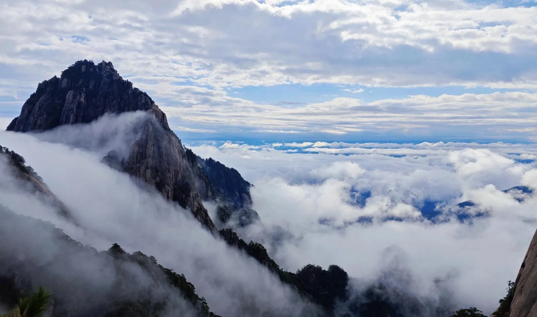 Mare di nuvole di Huangshan Picchi granitici emergono da dense nuvole creando l'iconico paesaggio dei Monti Gialli - Guida di viaggio dell'Anhui: itinerari, consigli e percorsi 2026 - The China Journey Mare di nuvole di Huangshan Picchi granitici emergono da dense nuvole creando l'iconico paesaggio dei Monti Gialli - Guida di viaggio dell'Anhui: itinerari, consigli e percorsi 2026 - The China Journey
